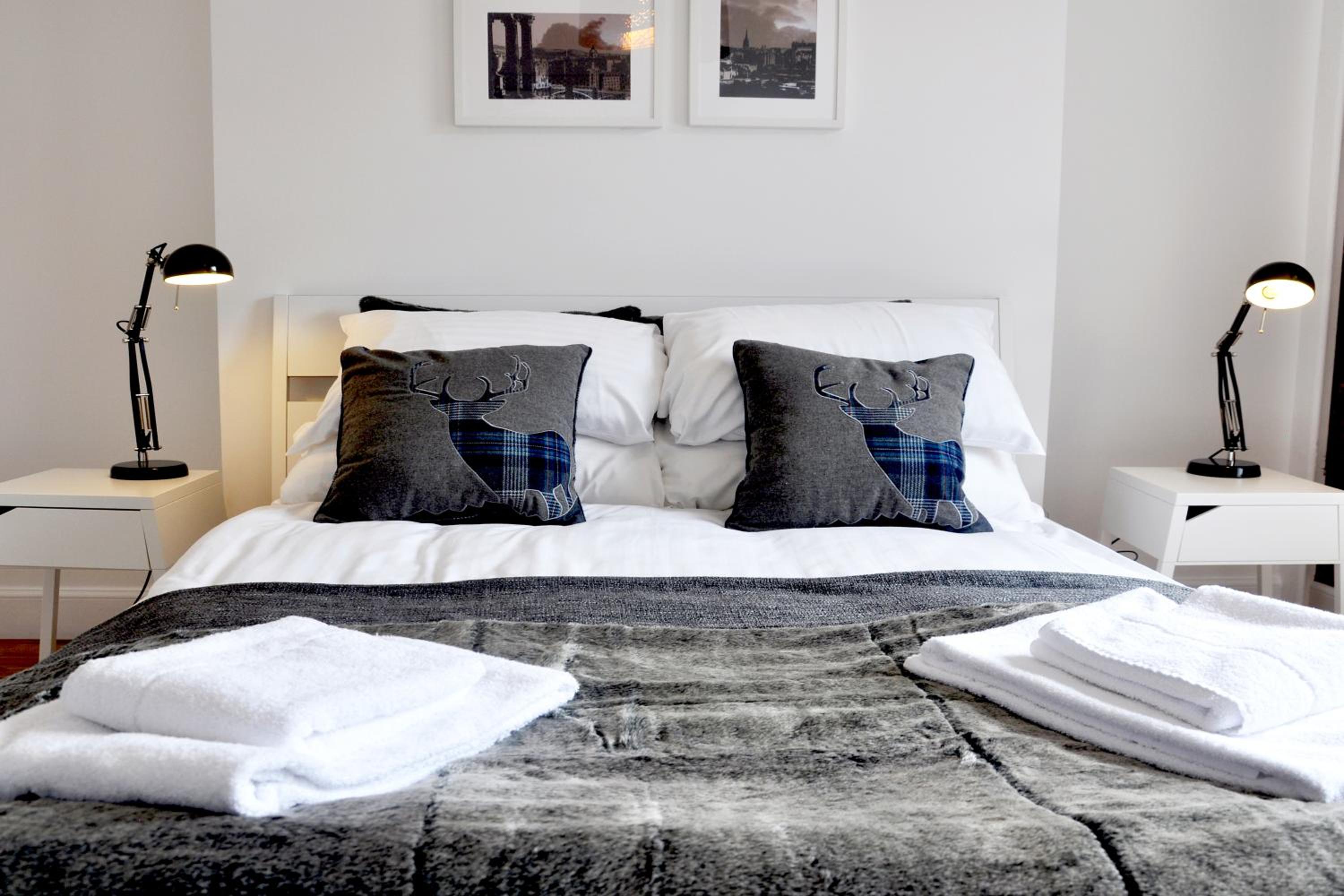 Stylish Flat in 1860's Listed Building view 5