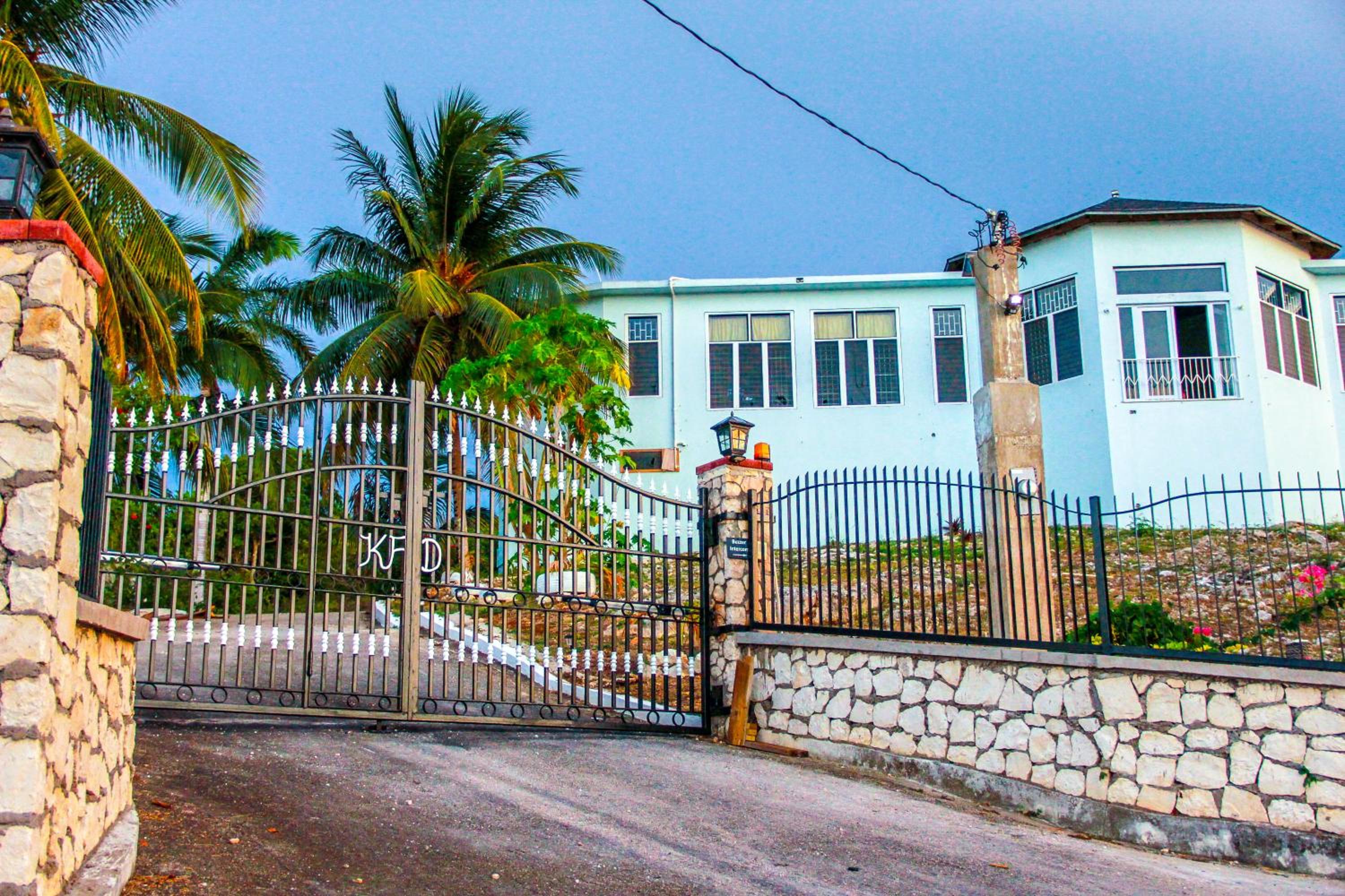 Hotel Sunshine Lodge: Your home away from home - Image 1