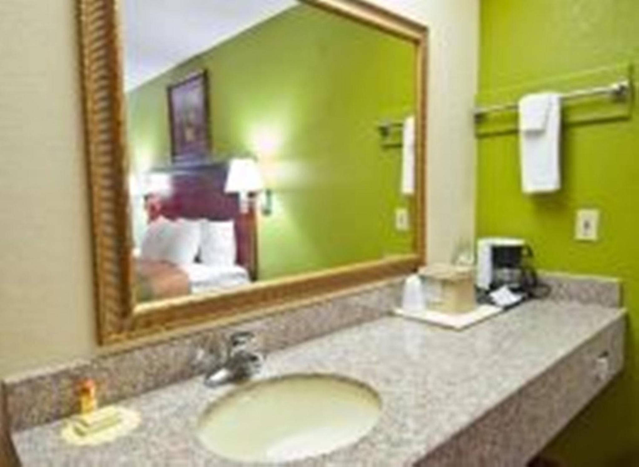 McComb Vacations - Americas Best Value Inn - Brookhaven - Property Image 5