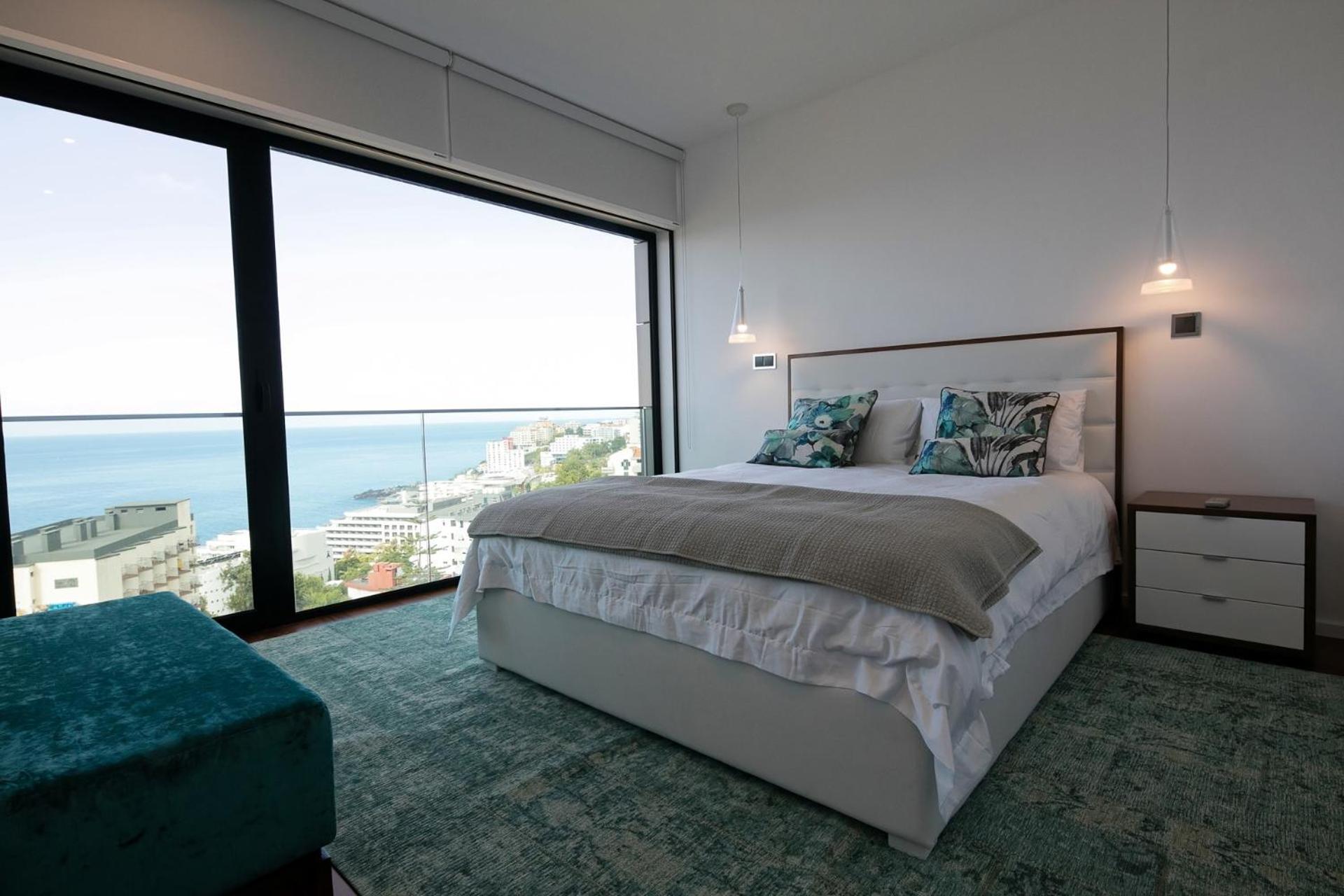 Spacious luxury holiday apartment with a great view, Funchal, free wifi and parking view 3