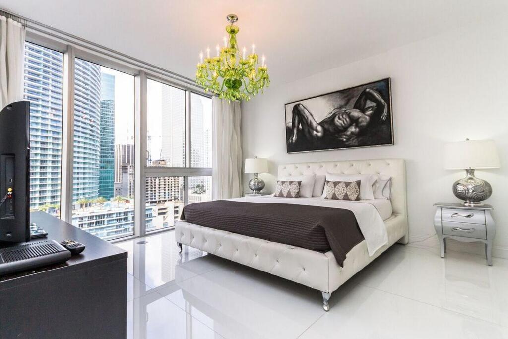 Luxury Waterfront Condo At Icon-Brickell-sea view-Free Spa & Gym