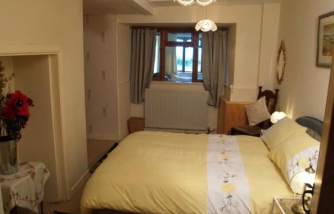 Coach House, Family-Friendly, Sleeps 8 with Indoor Pool, Tennis Court & Tarka Trail Access for cycling view 2