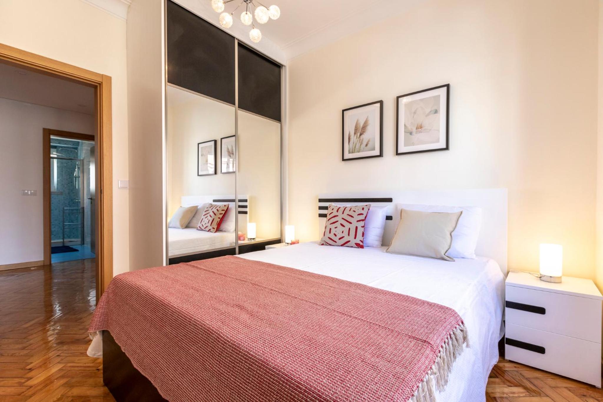 Like-home-T3 Apt-Campolide, near Amoreiras mall view 2