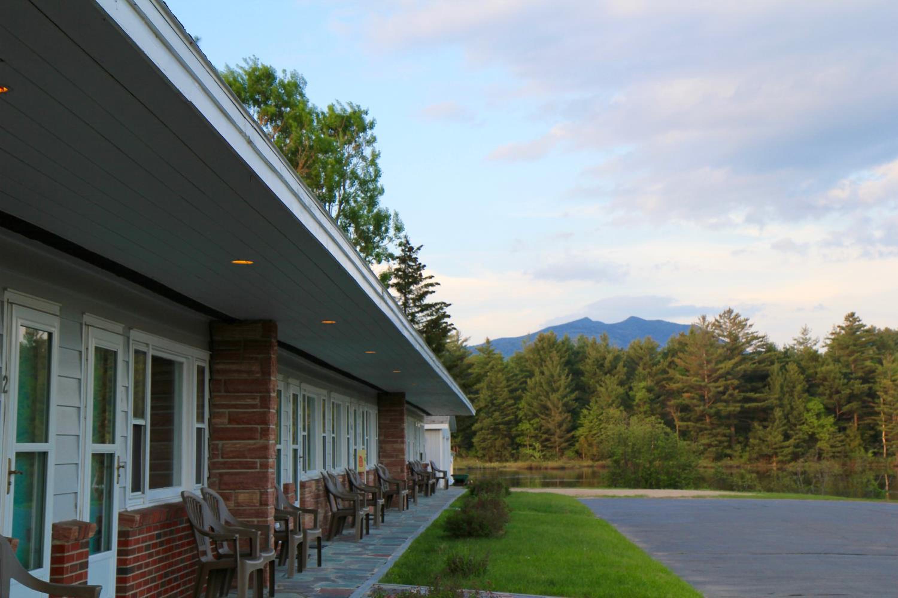 Sara Placid Inn & Suites