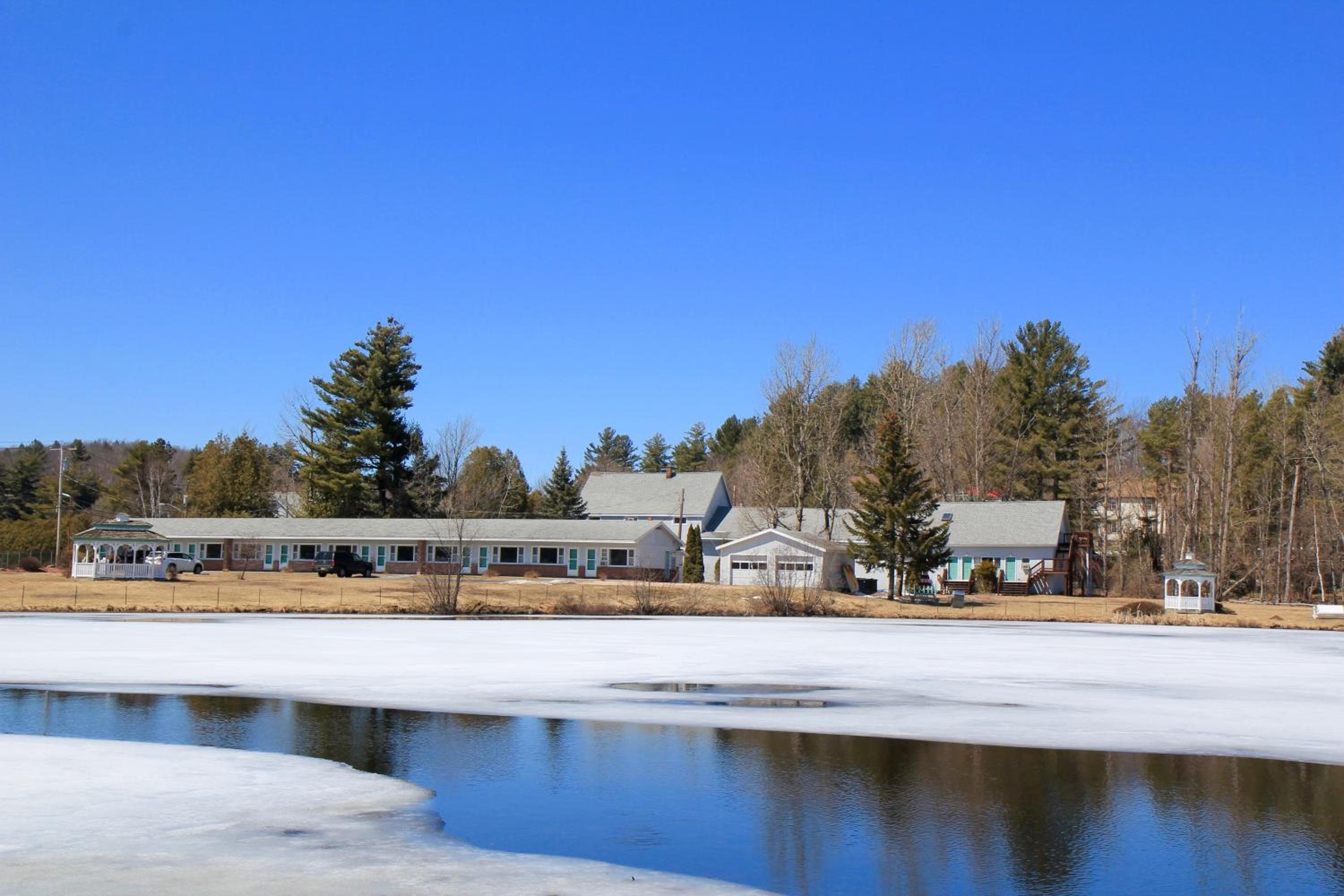 Sara Placid Inn & Suites