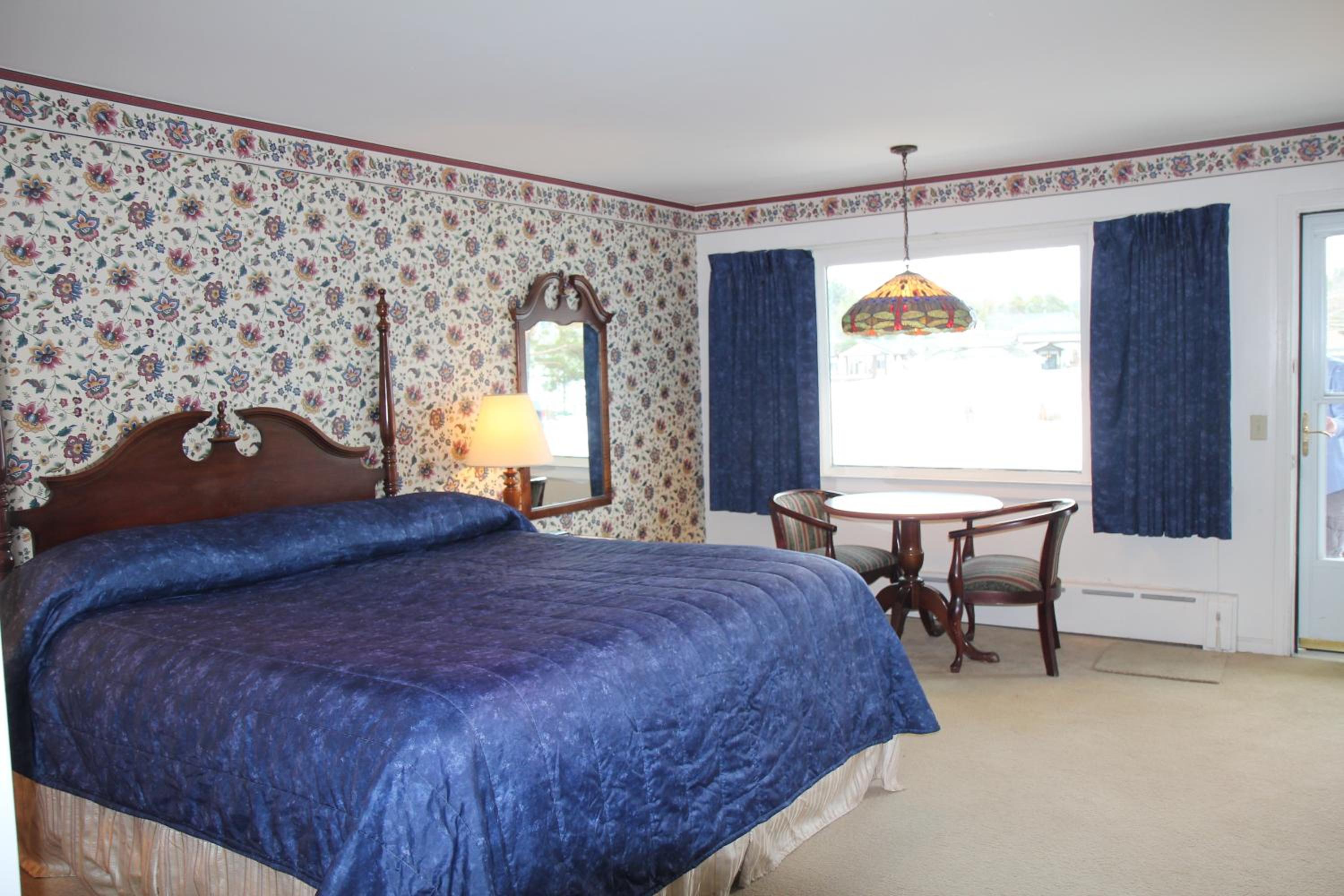 Sara Placid Inn & Suites