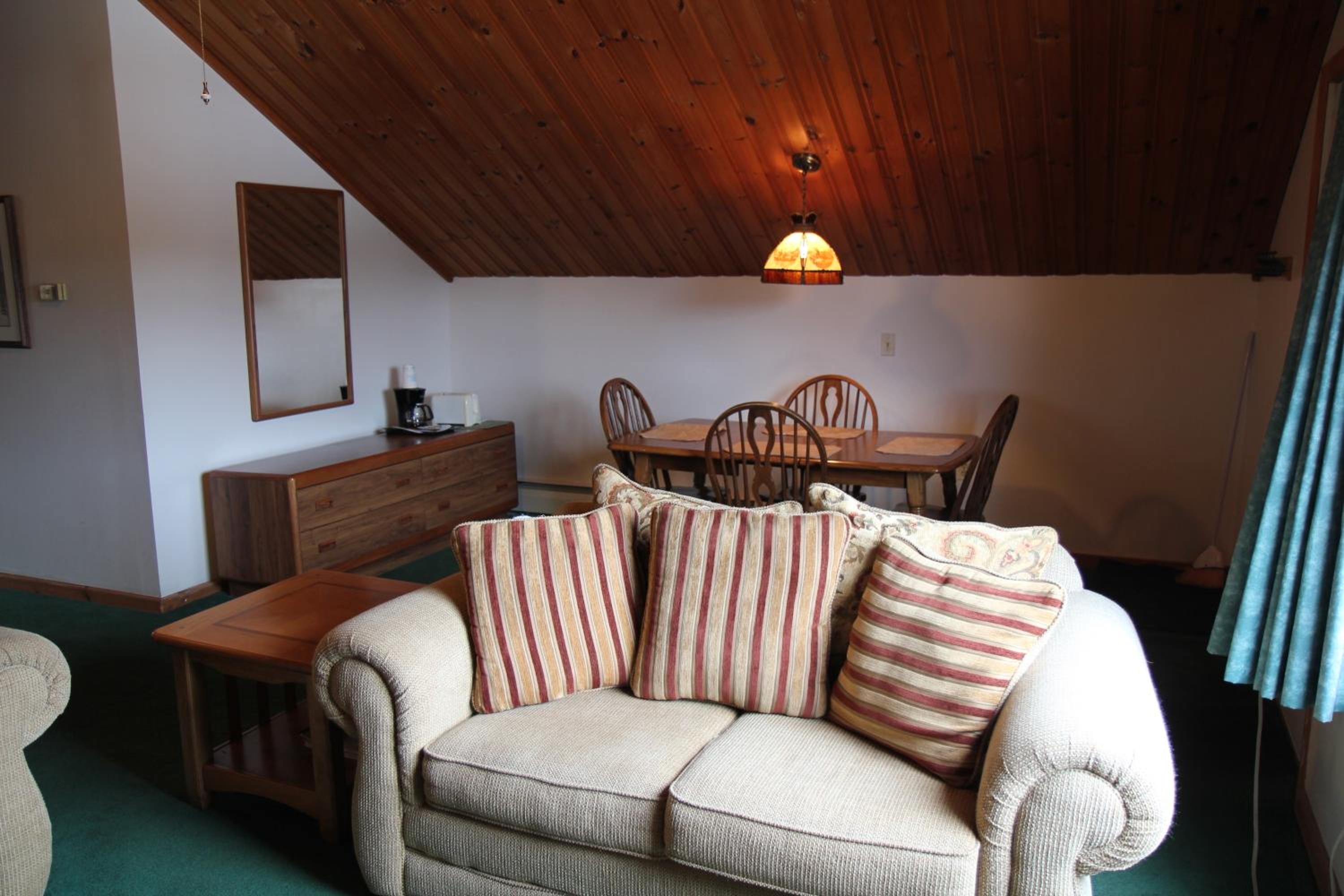 Sara Placid Inn & Suites