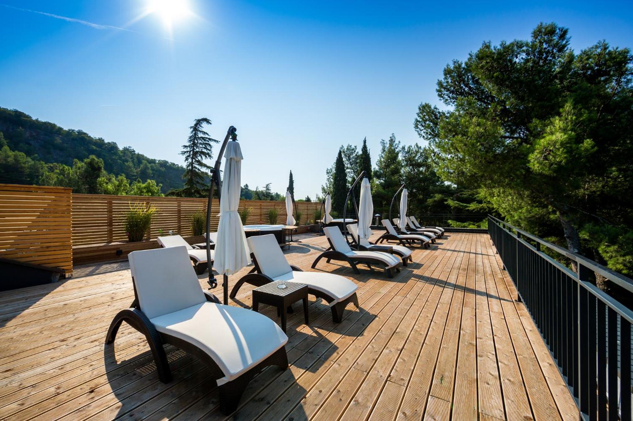 Apartments & Rooms Preelook
