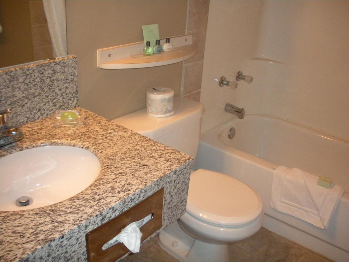 Jasper Vacations - Maligne Lodge - Property Image 9
