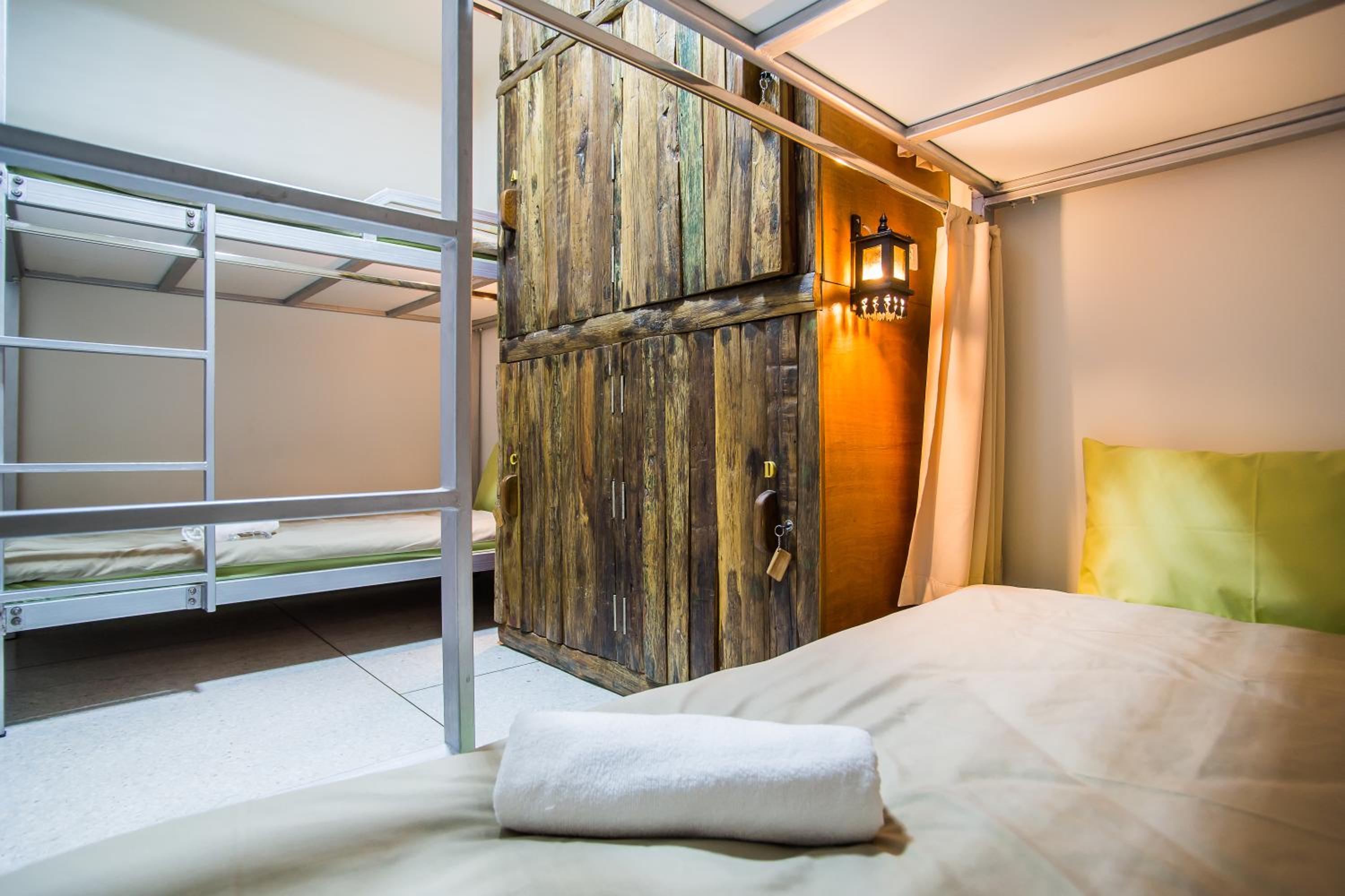 Banthat Thong Hostel