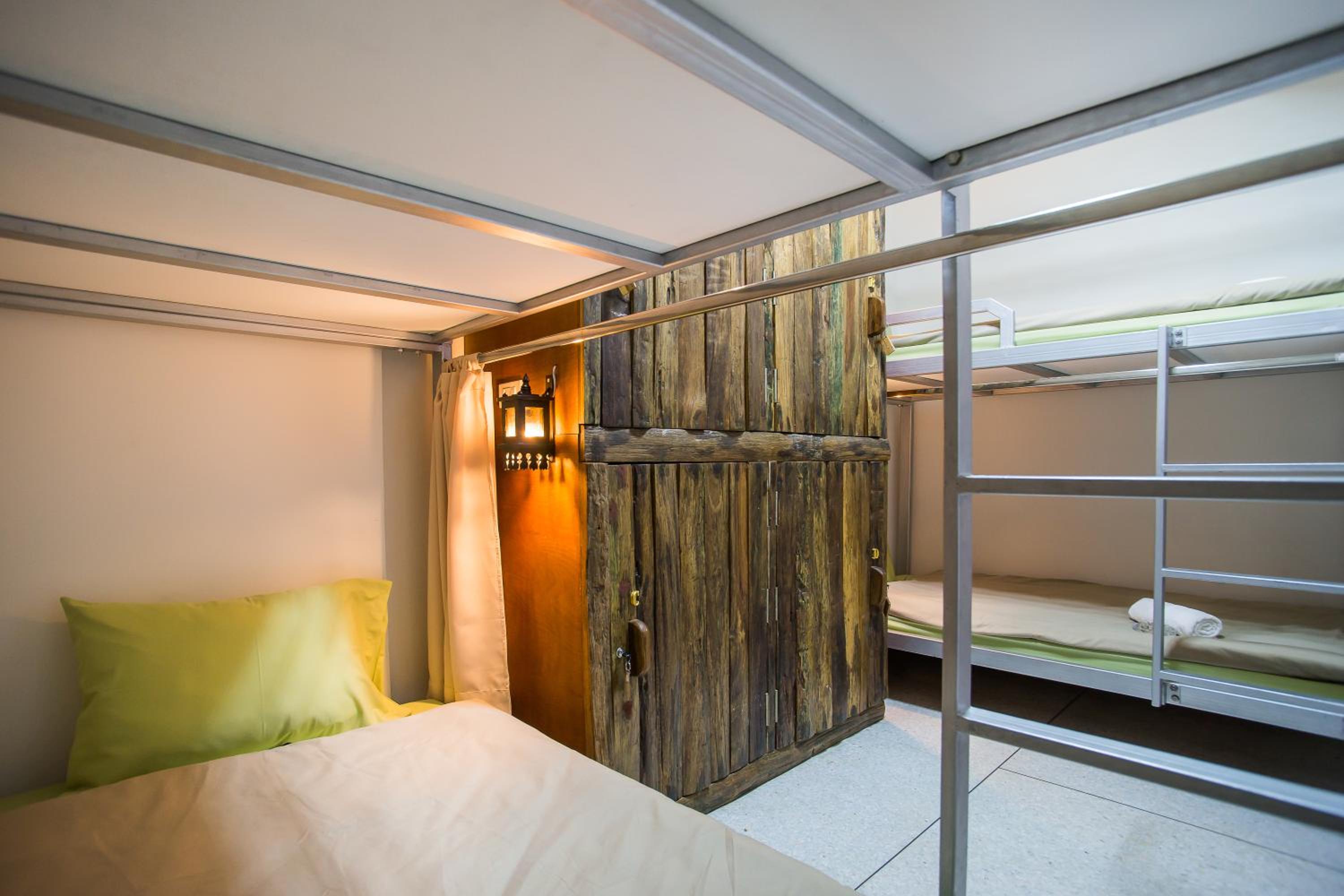 Banthat Thong Hostel
