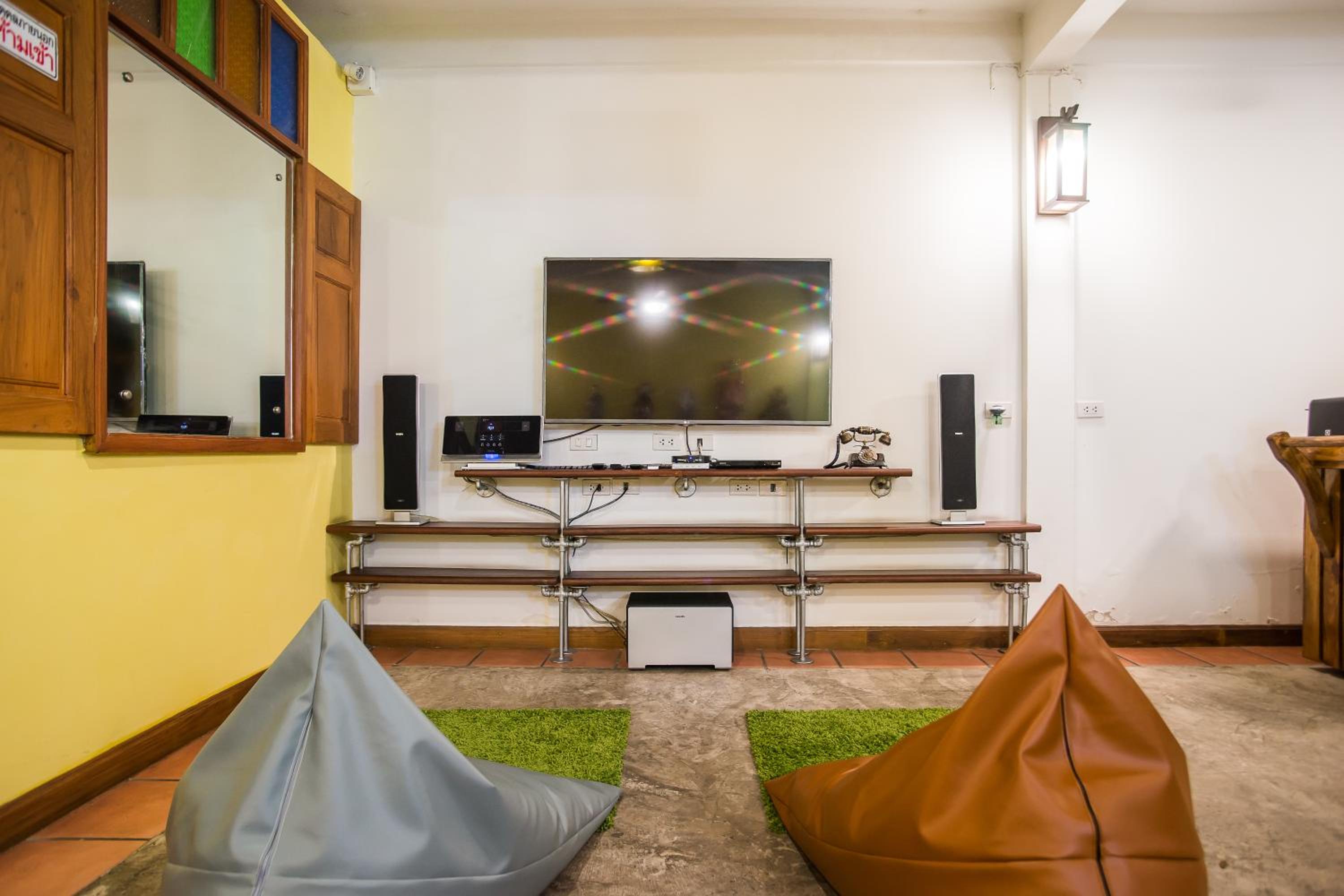 Banthat Thong Hostel