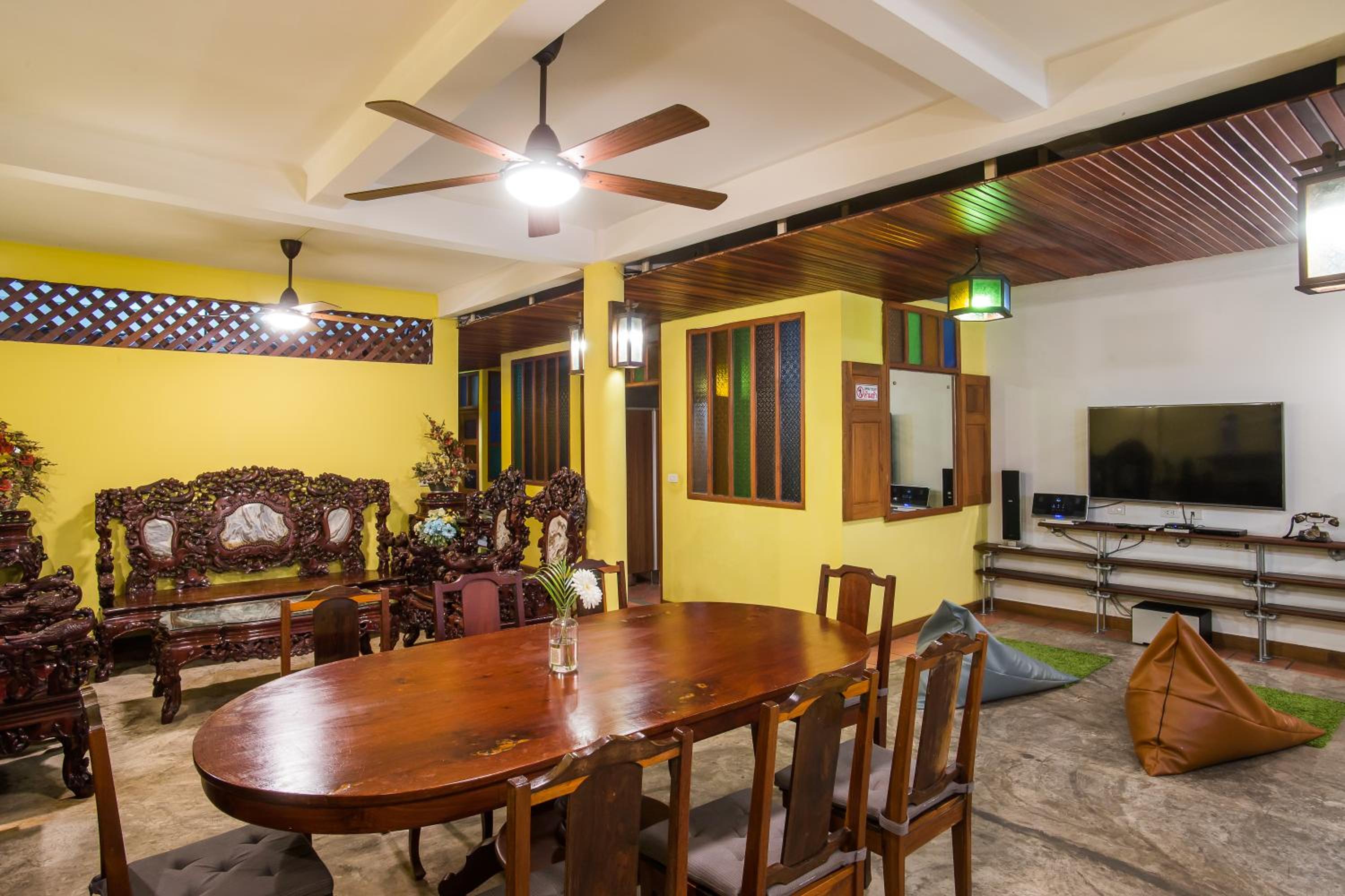 Banthat Thong Hostel
