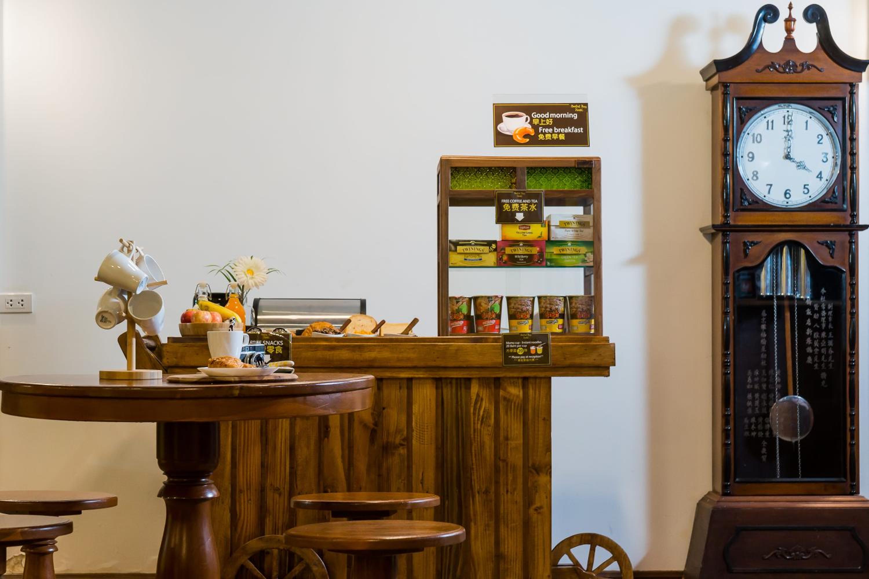 Banthat Thong Hostel