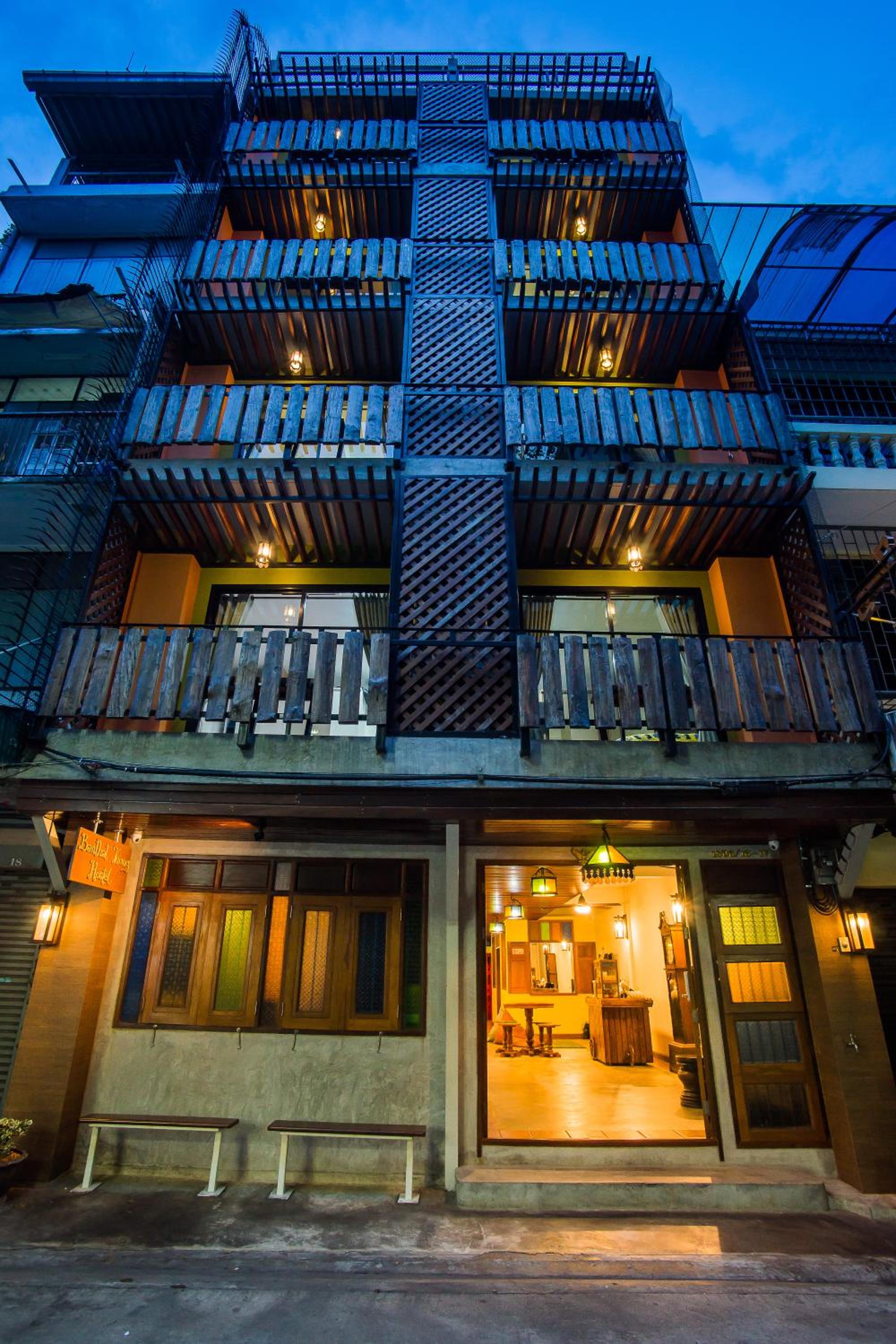 Banthat Thong Hostel