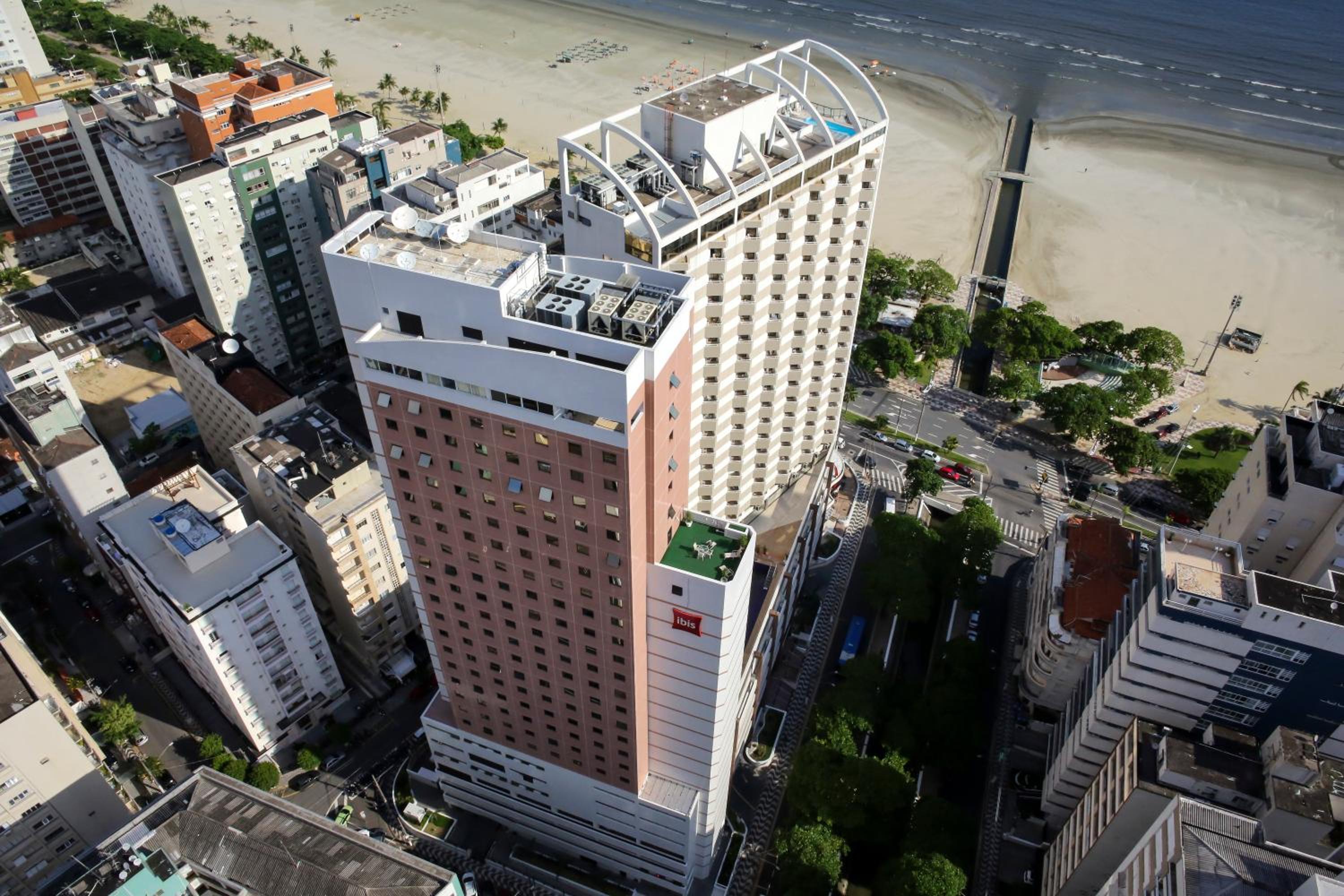 Hotel ibis Santos Gonzaga Praia - Image 1