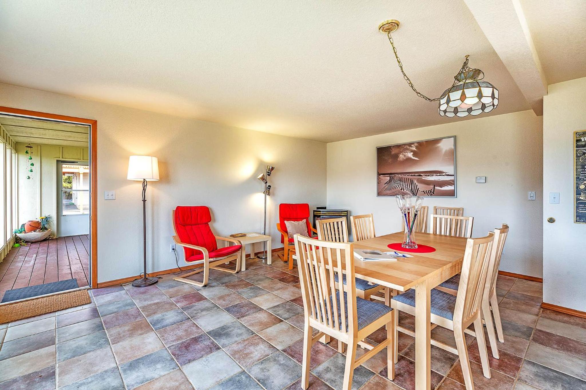 Beachfront with loft fireplace in Copalis Beach. view 5