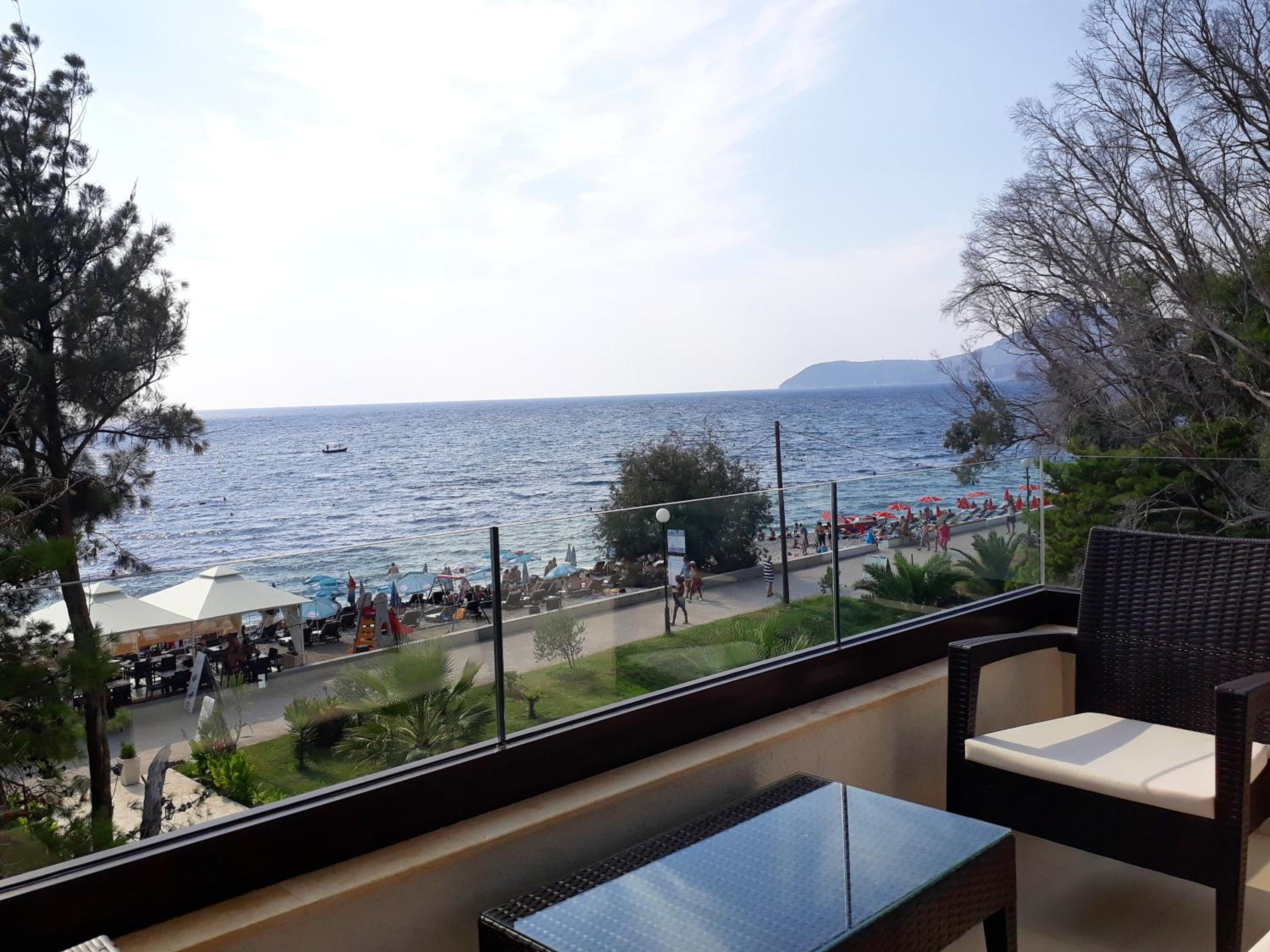 Apartments Kuce Lekovica Beach & snack bar- Bistro