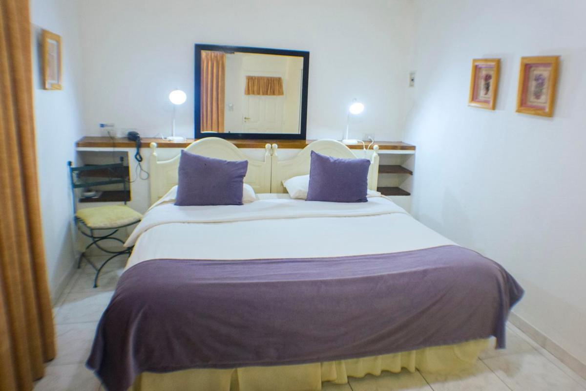 Bernie's Bed & Breakfast , A 3 KILOMETROS DEL AEROP EZEIZA, VAN ,IN-OUT, FREE EZEIZA AIRPORT