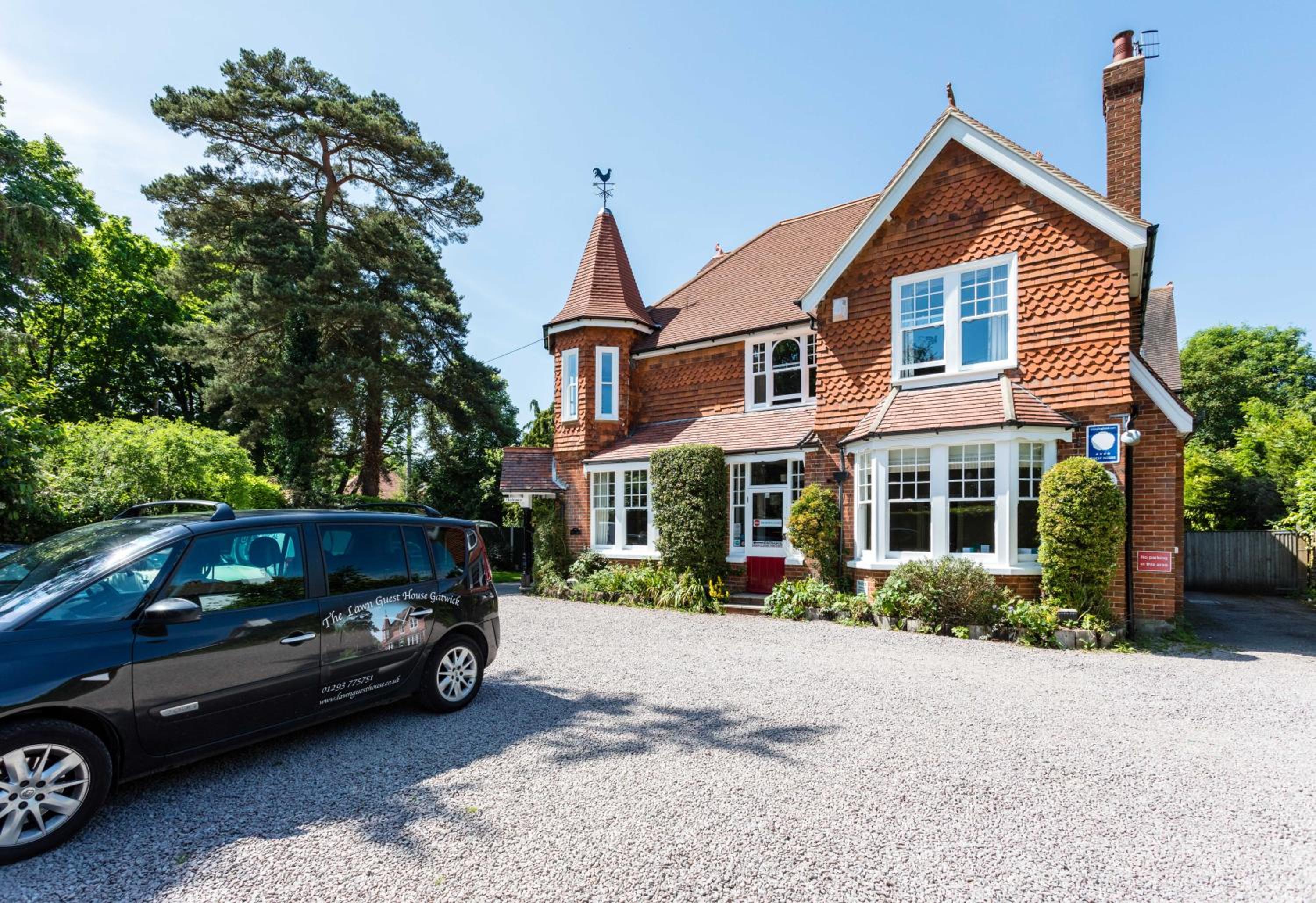 Horley Vacations - The Lawn Guest House Gatwick - Property Image 1