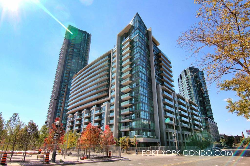 Hotel Lakefront living Downtown Toronto - Free Parking, Gym, Indoor Pool - Image 1