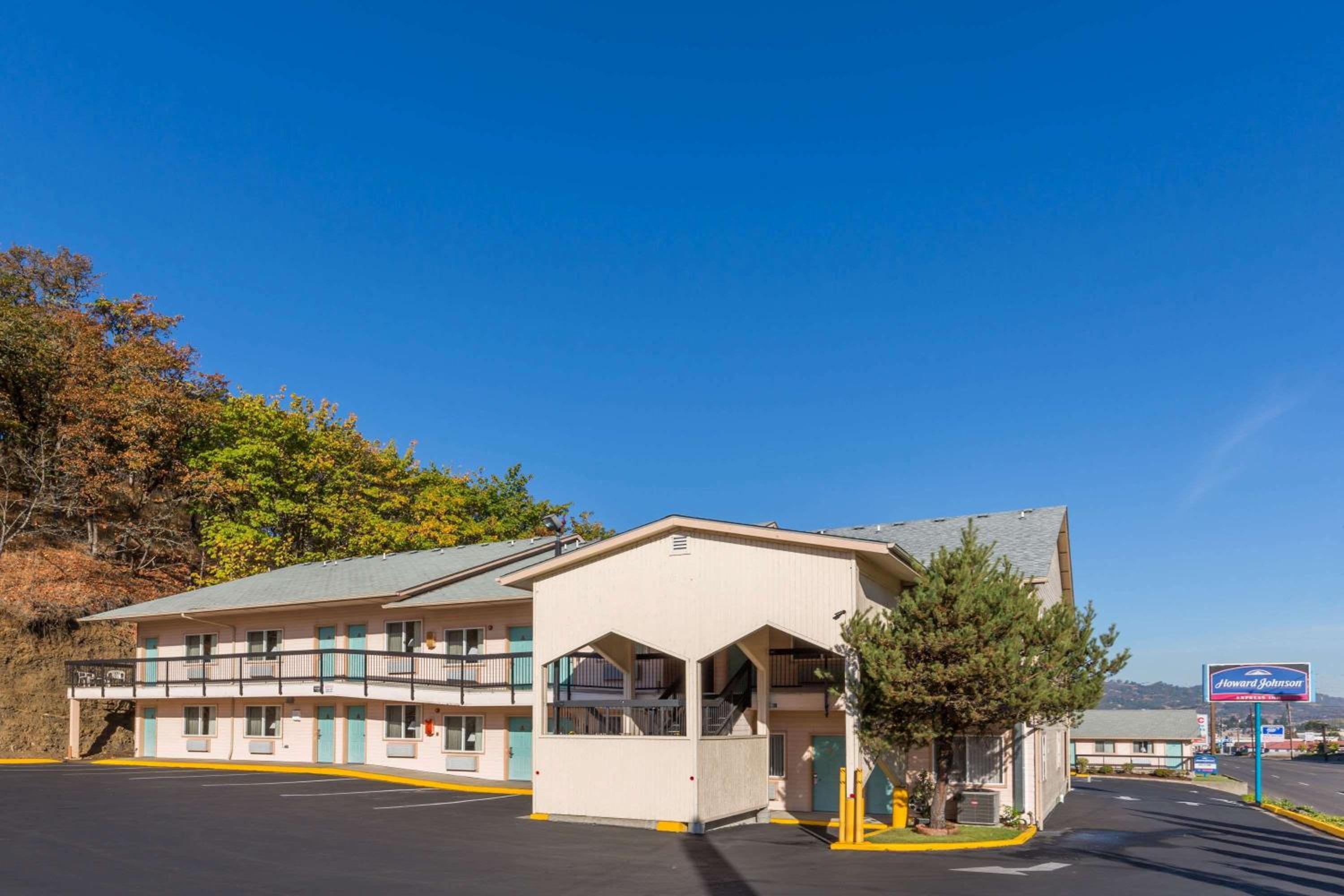 Roseburg Vacations - Howard Johnson by Wyndham Roseburg - Property Image 3