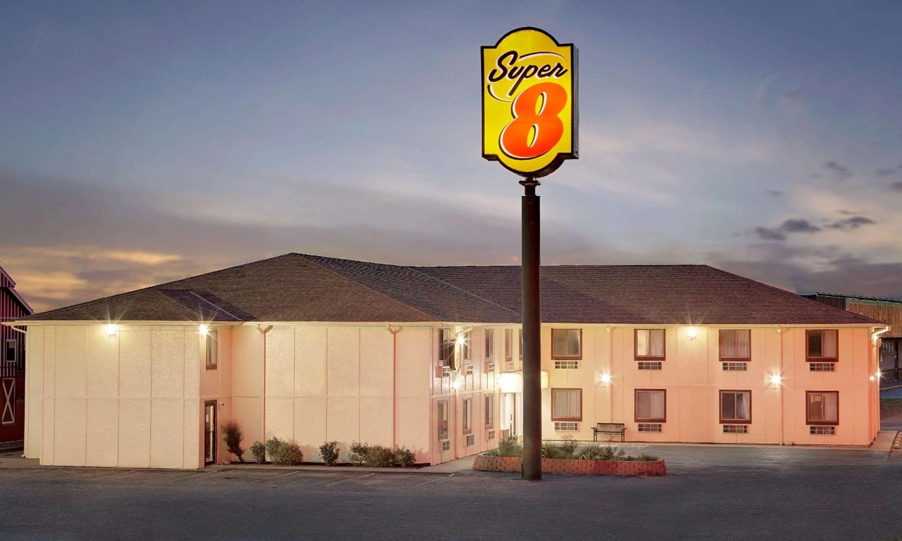 Super 8 by Wyndham Rock Port MO view 3