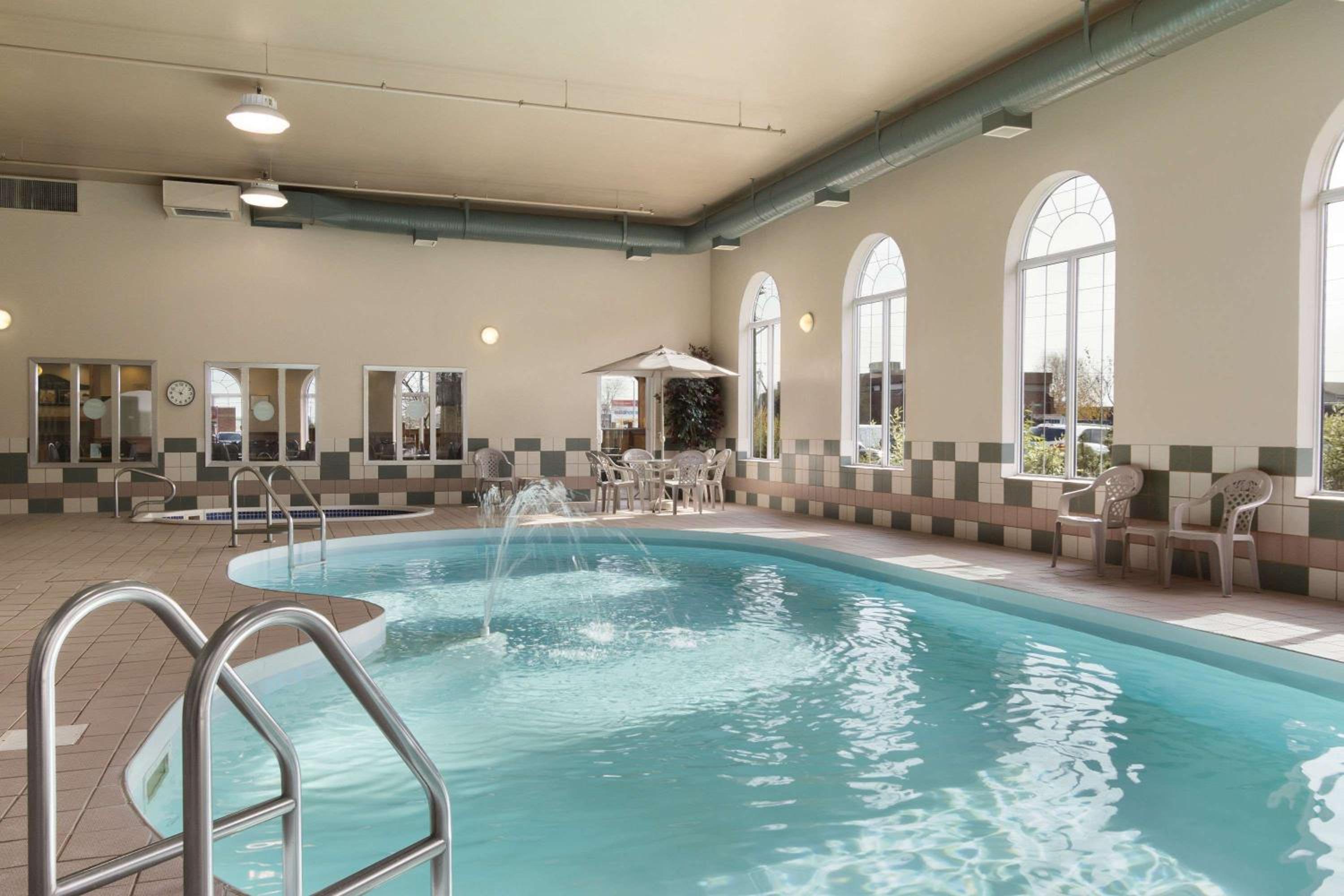 Thunder Bay Vacations - Days Inn  Suites by Wyndham Thunder Bay - Property Image 2