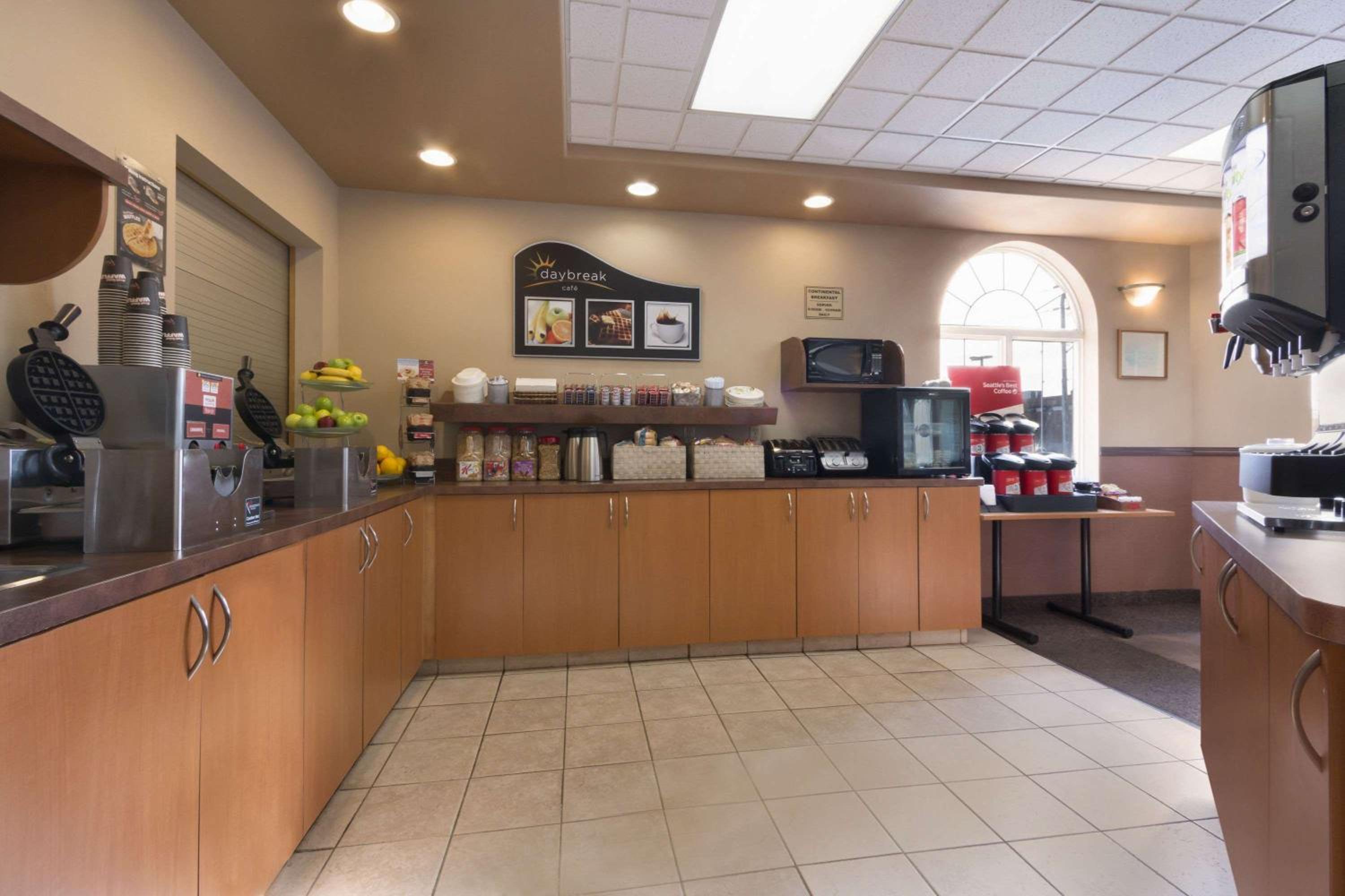 Thunder Bay Vacations - Days Inn  Suites by Wyndham Thunder Bay - Property Image 3