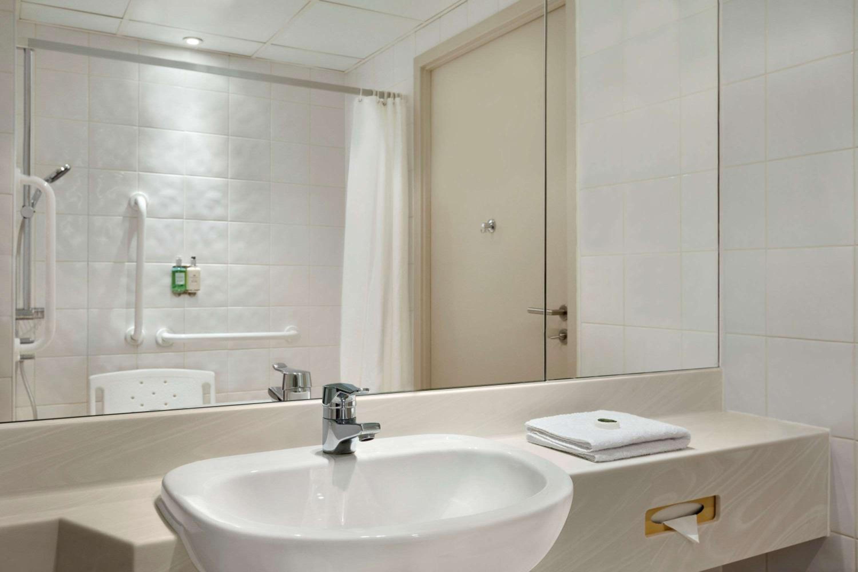 Coventry Vacations - Ramada Hotel  Suites by Wyndham Coventry - Property Image 14