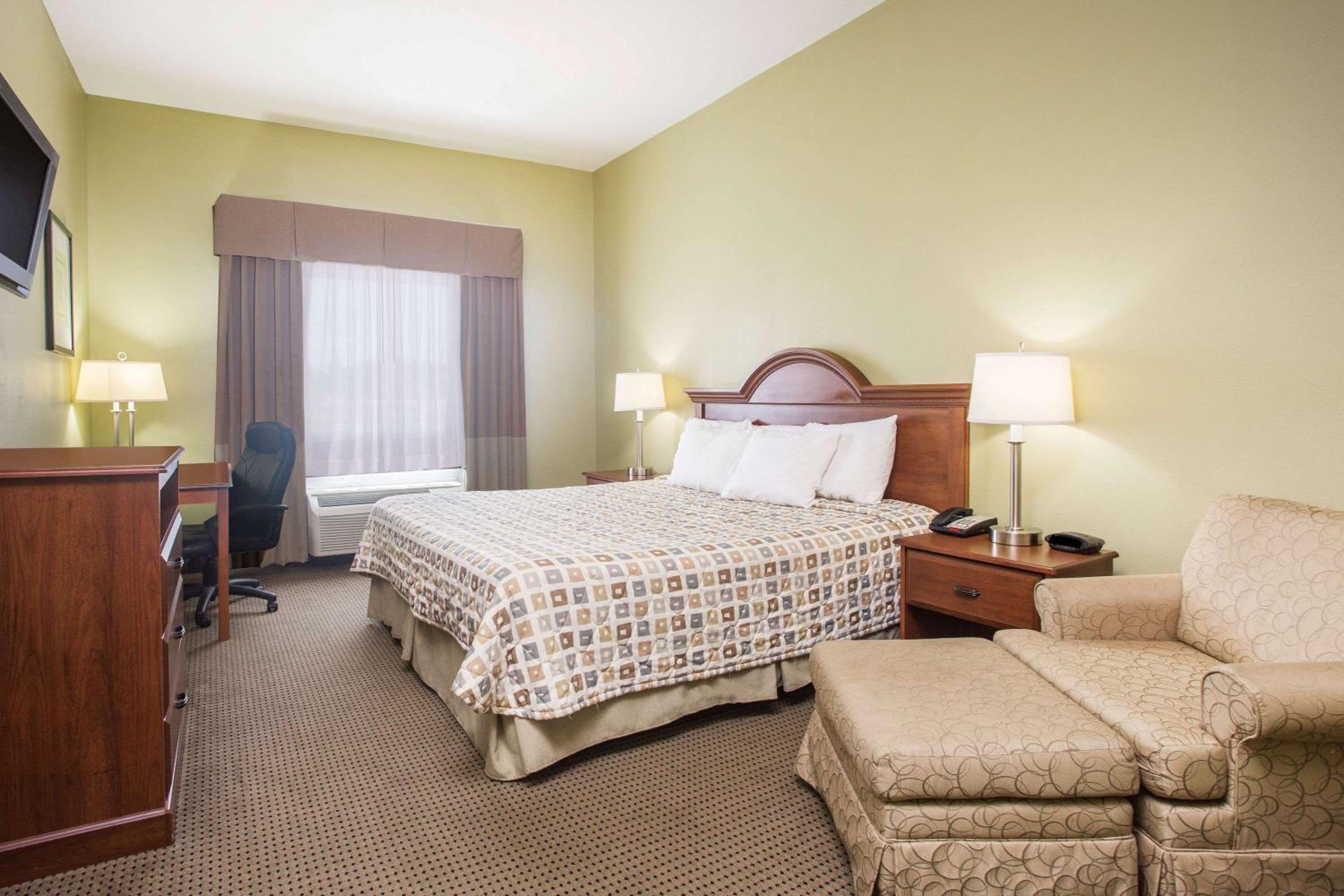 Days Inn & Suites by Wyndham Swainsboro view 4