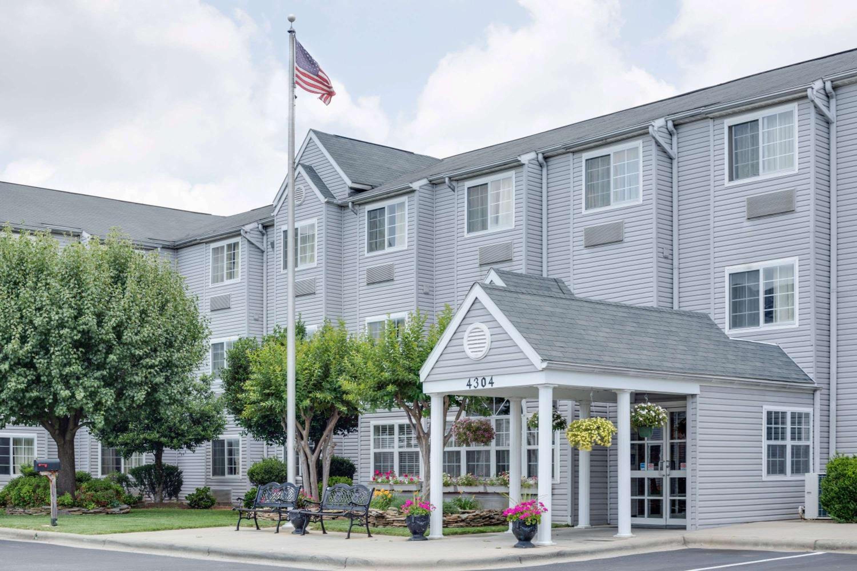 Hotel Microtel Inn by Wyndham Greensboro - Image 1