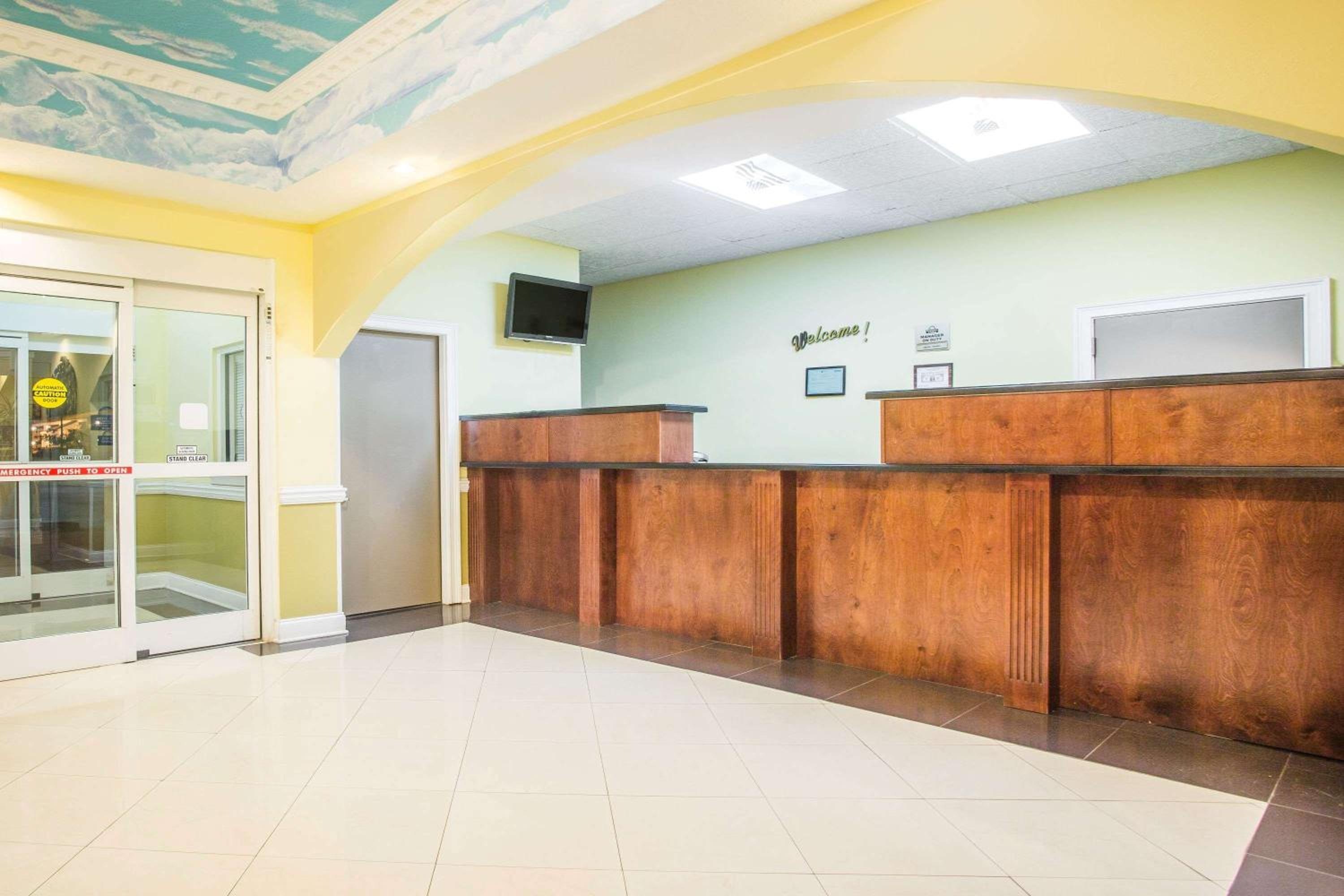 Days Inn & Suites by Wyndham Swainsboro view 2