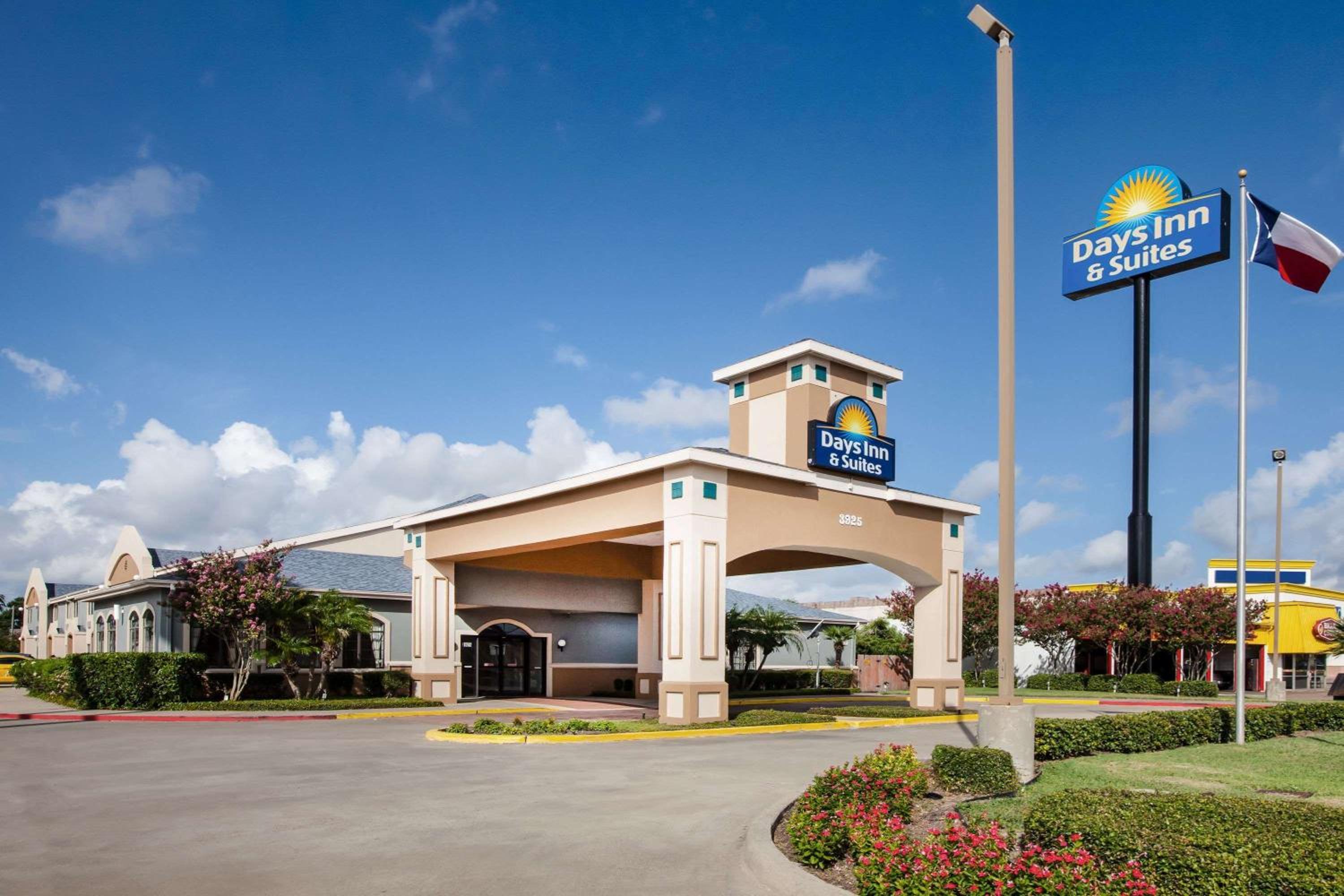 Hotel Days Inn & Suites by Wyndham Corpus Christi Central - Image 1