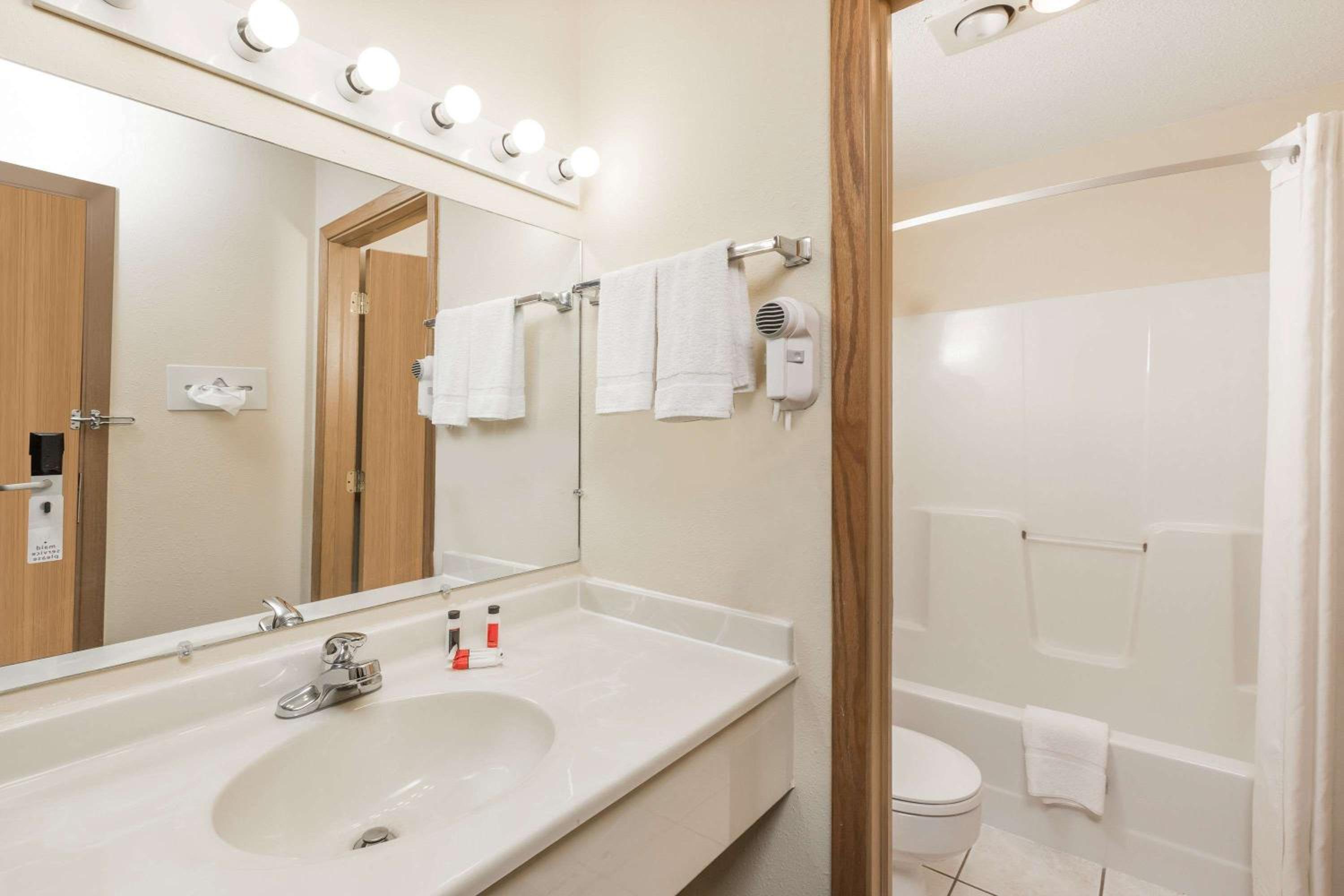 Days Inn by Wyndham Atlantic - Property Image 16