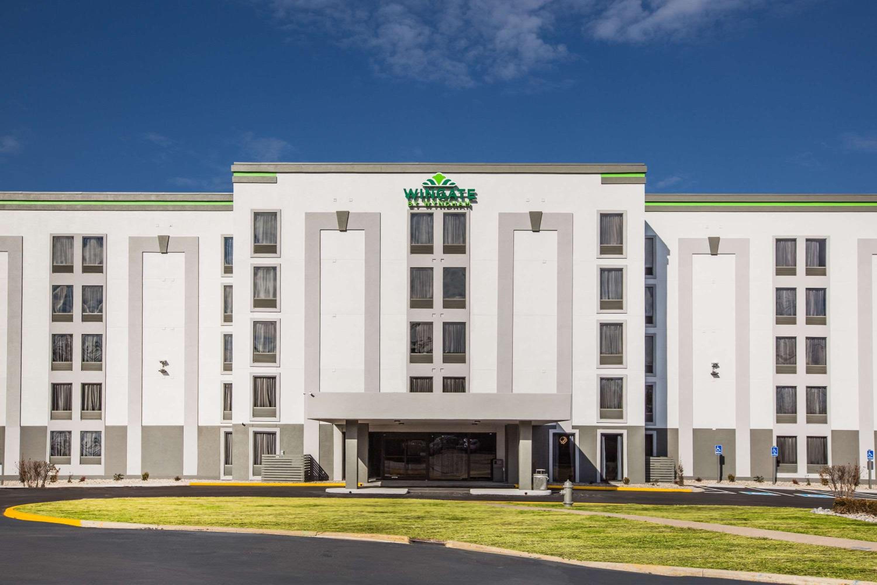 Hotel Wingate by Wyndham Louisville Airport Expo Center - Image 1