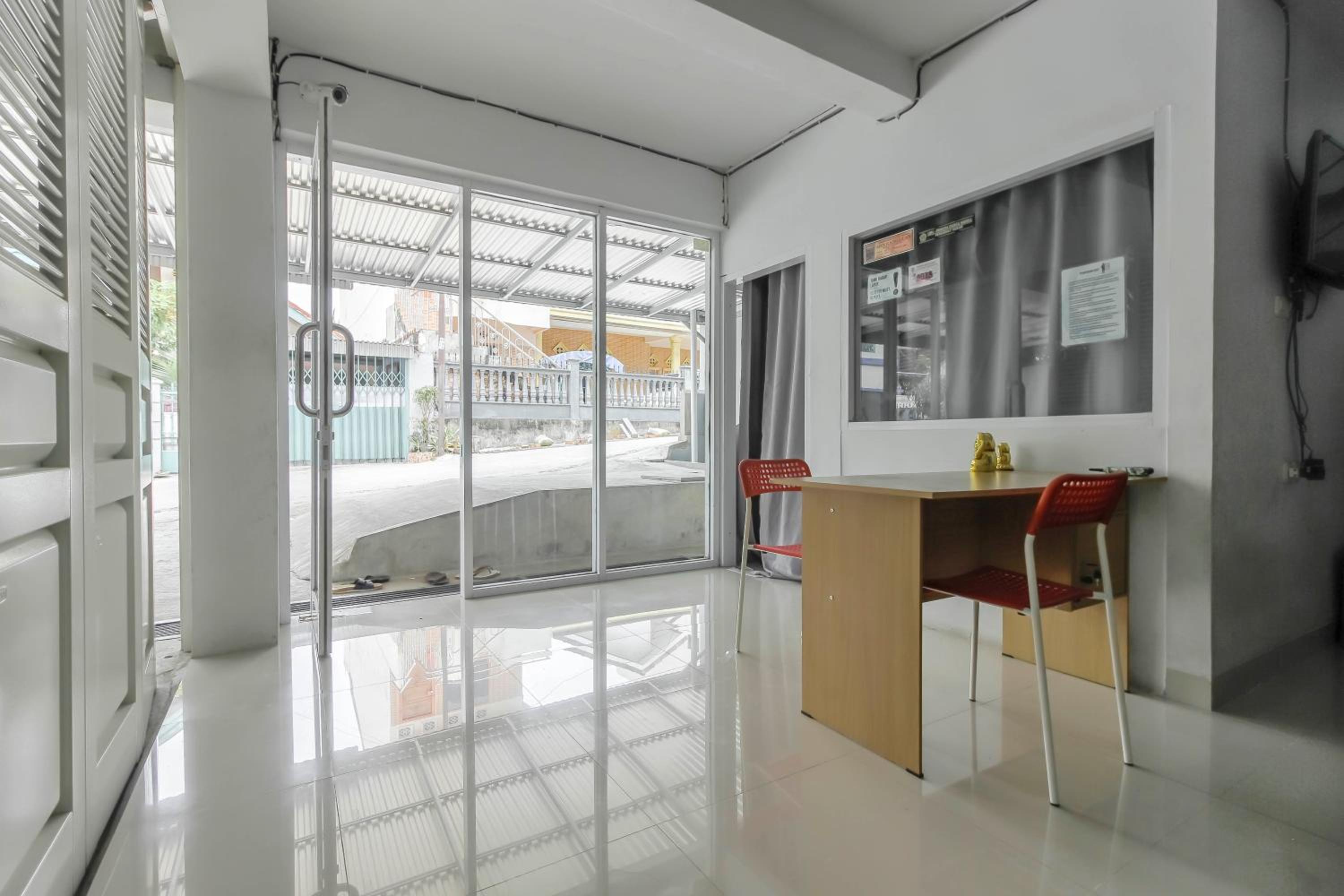 RedDoorz near Siloam Hospital Palembang