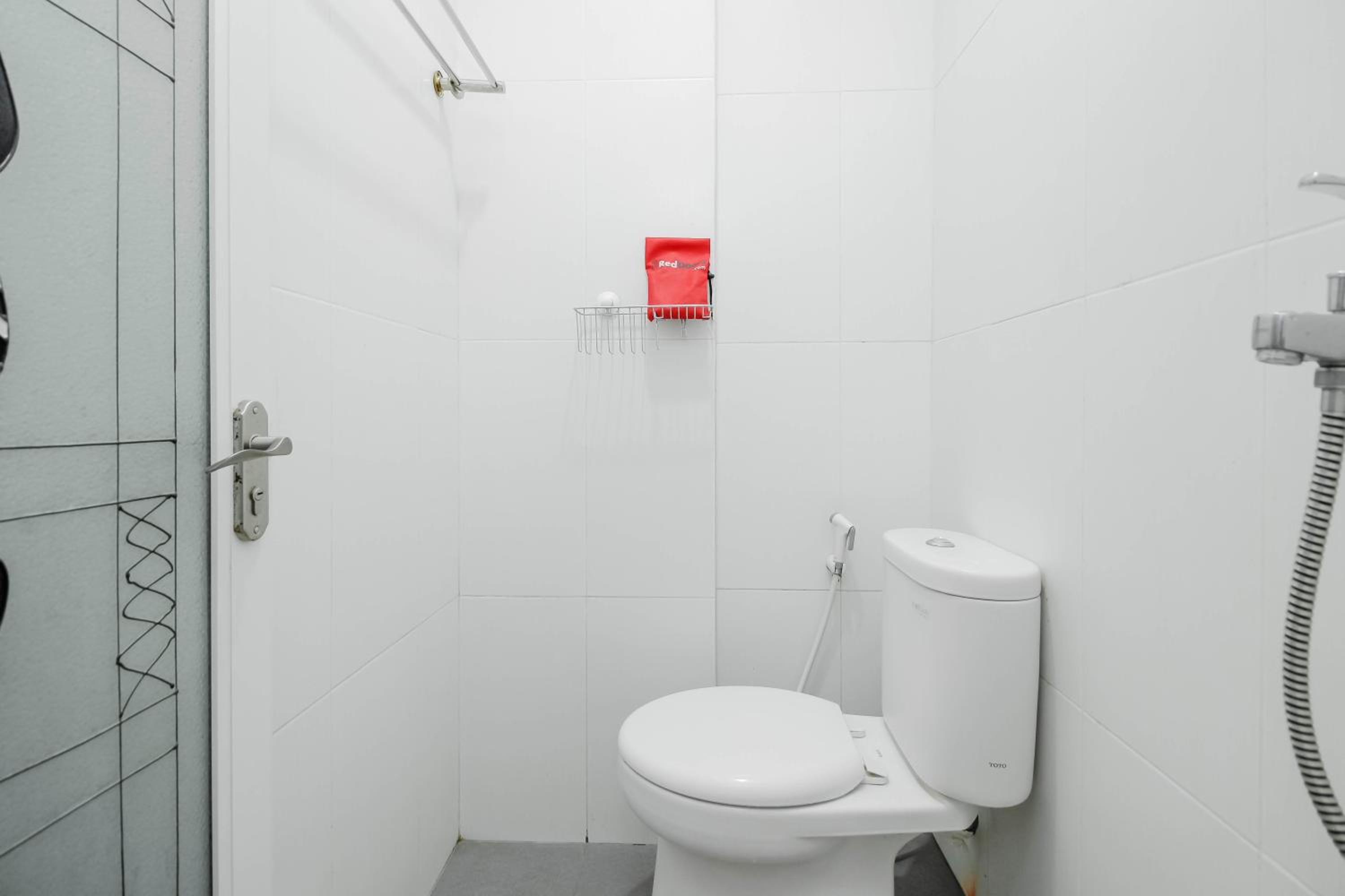 RedDoorz near Siloam Hospital Palembang