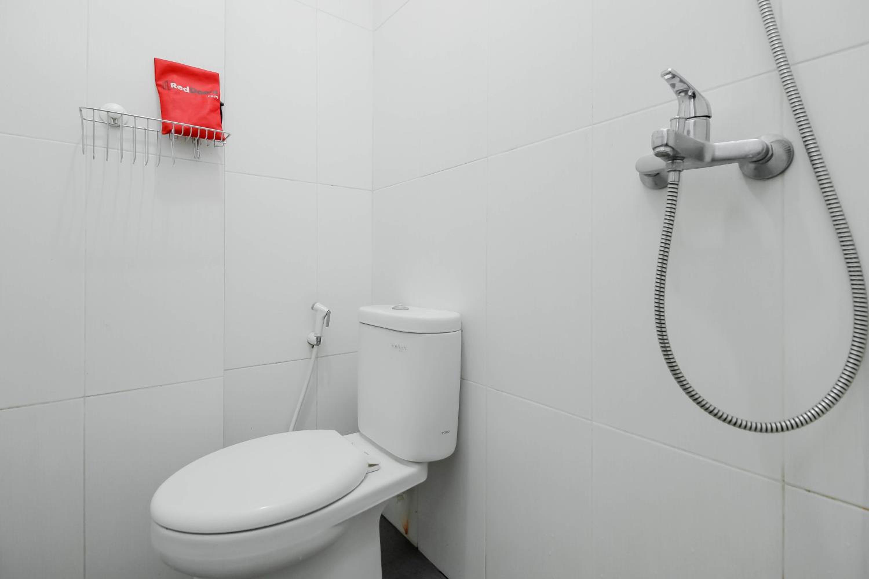 RedDoorz near Siloam Hospital Palembang