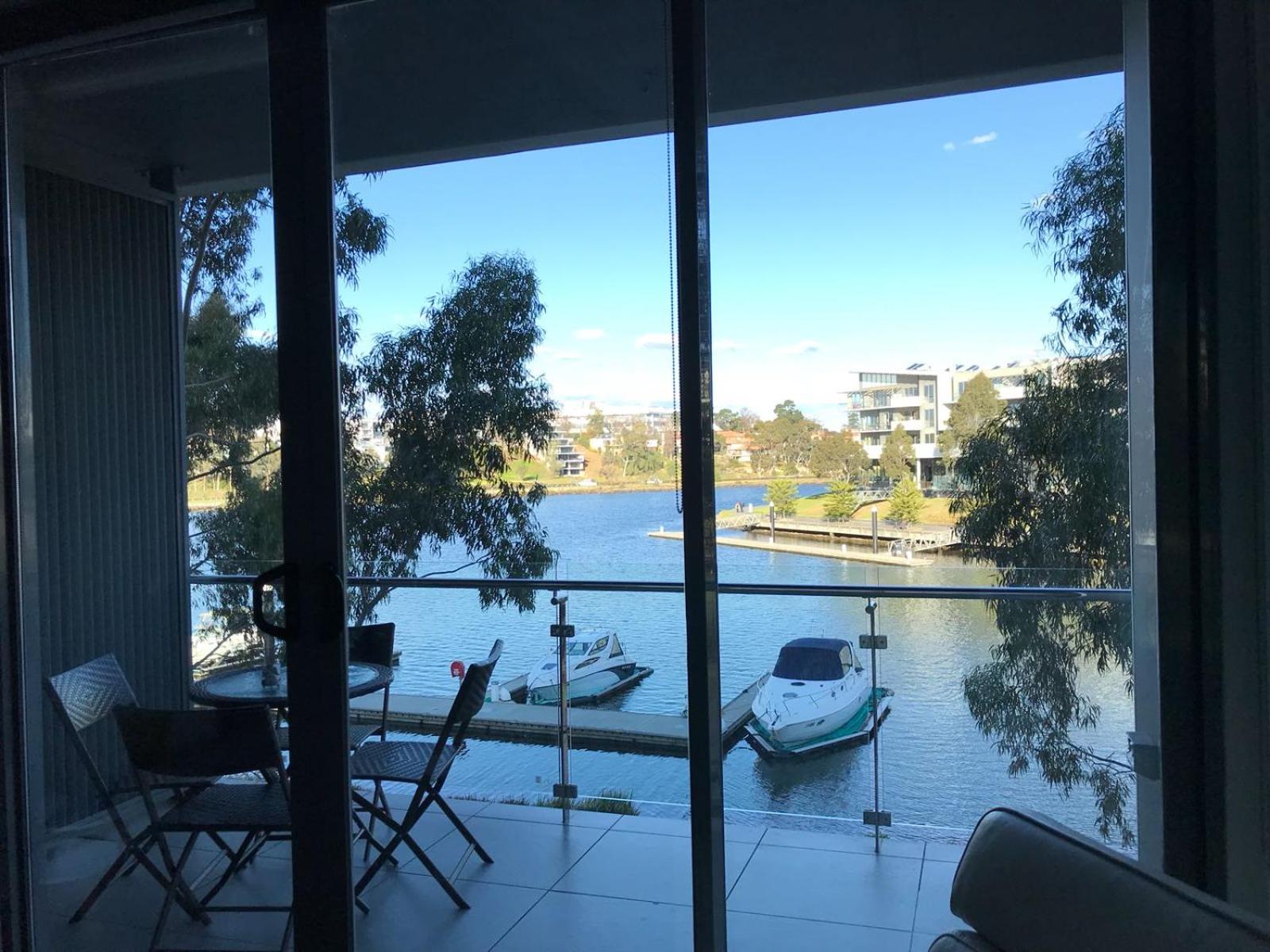 Marina View Apartment on the Maribyrnong River, Melbourne - Image 1