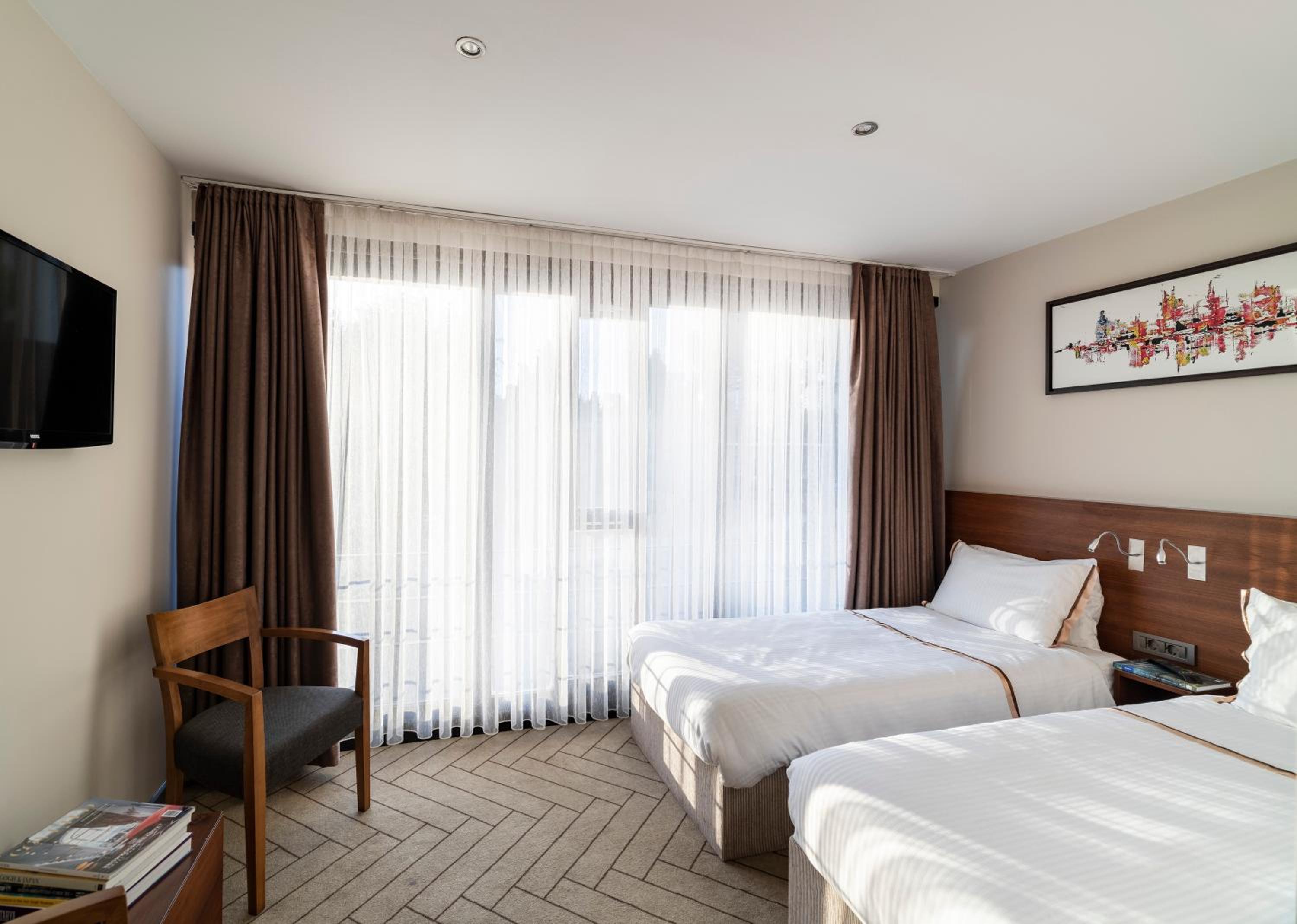 Upsuites Hotel - Image 11