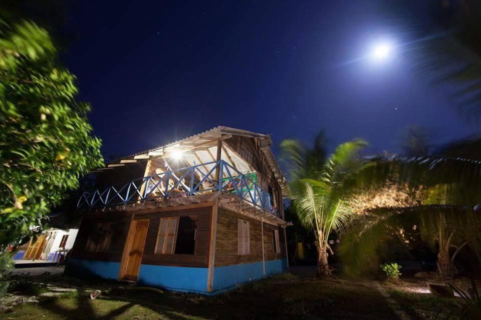 Isla Grande Eco-Hostal