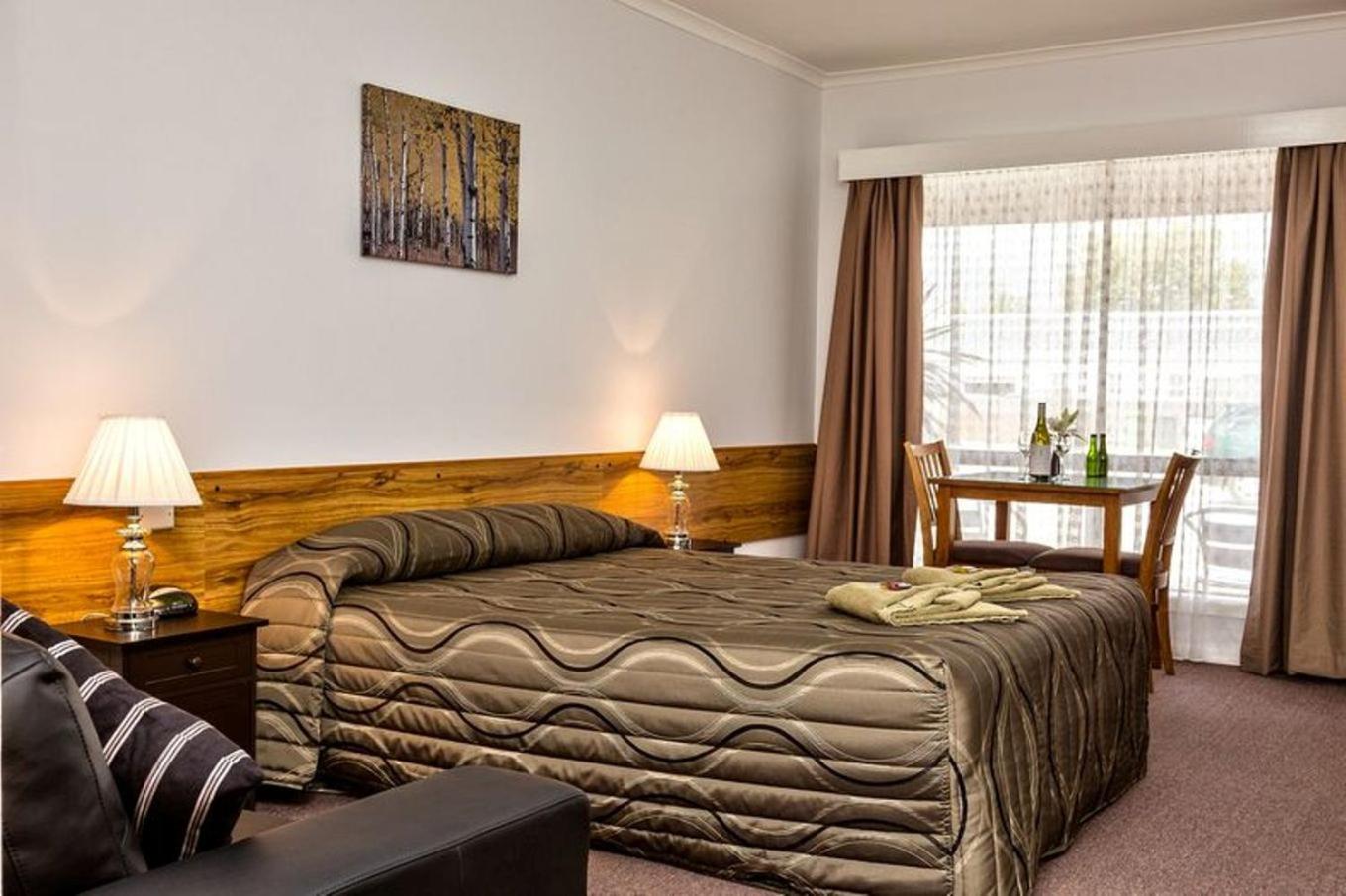 Holbrook Town Centre Motor Inn