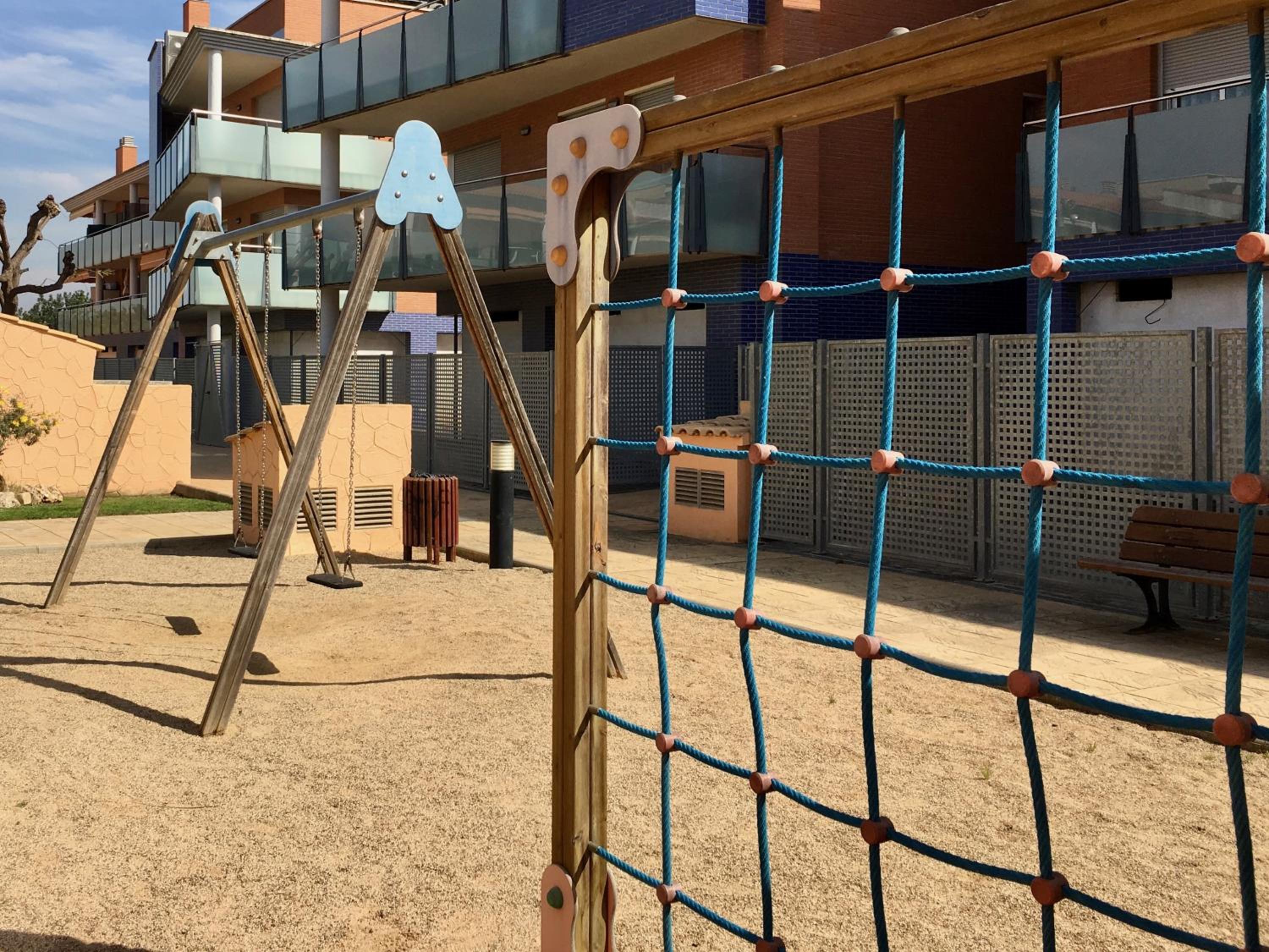 Apartamento con piscina, terraza y parking gratis 