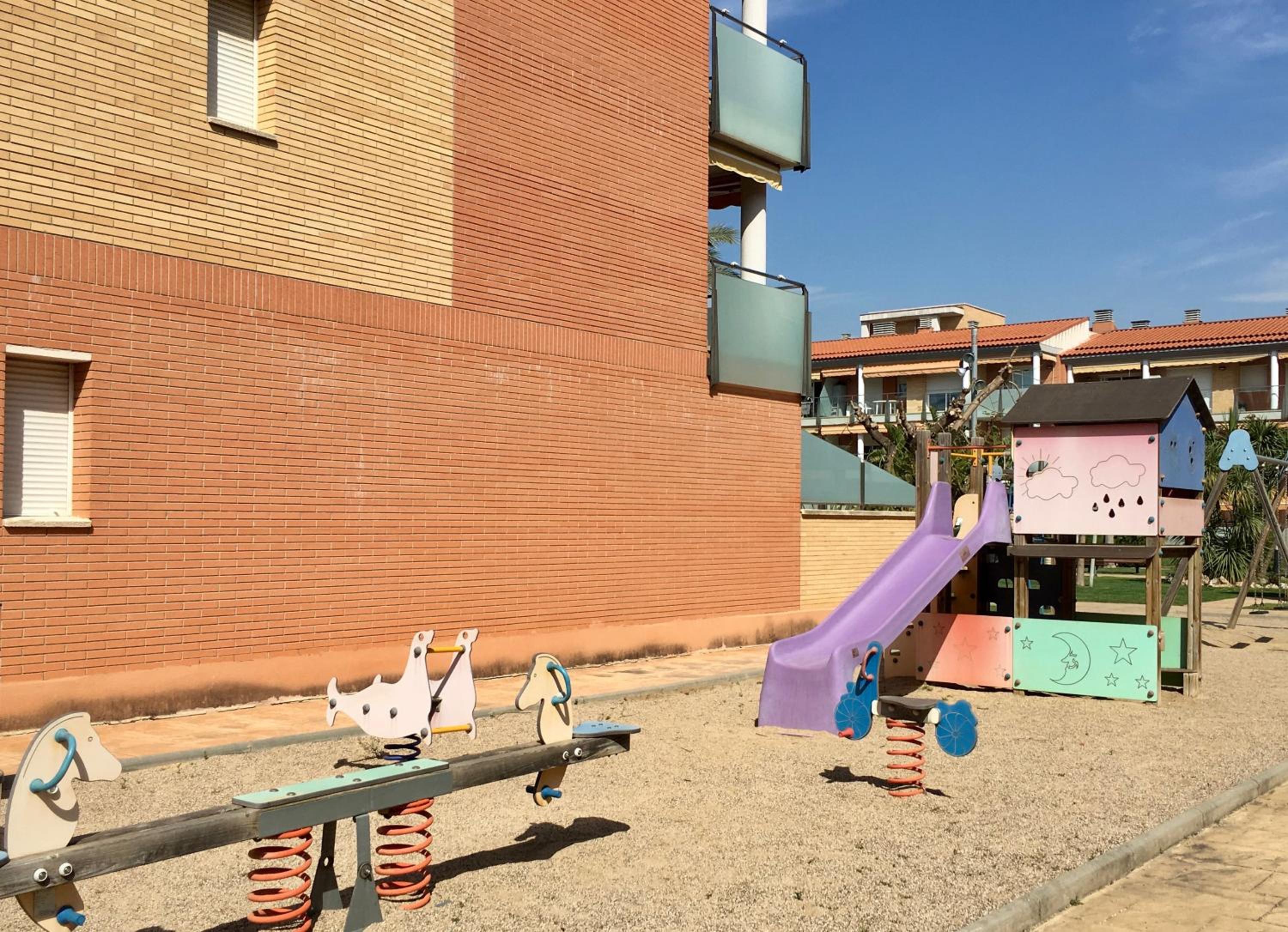 Apartamento con piscina, terraza y parking gratis 