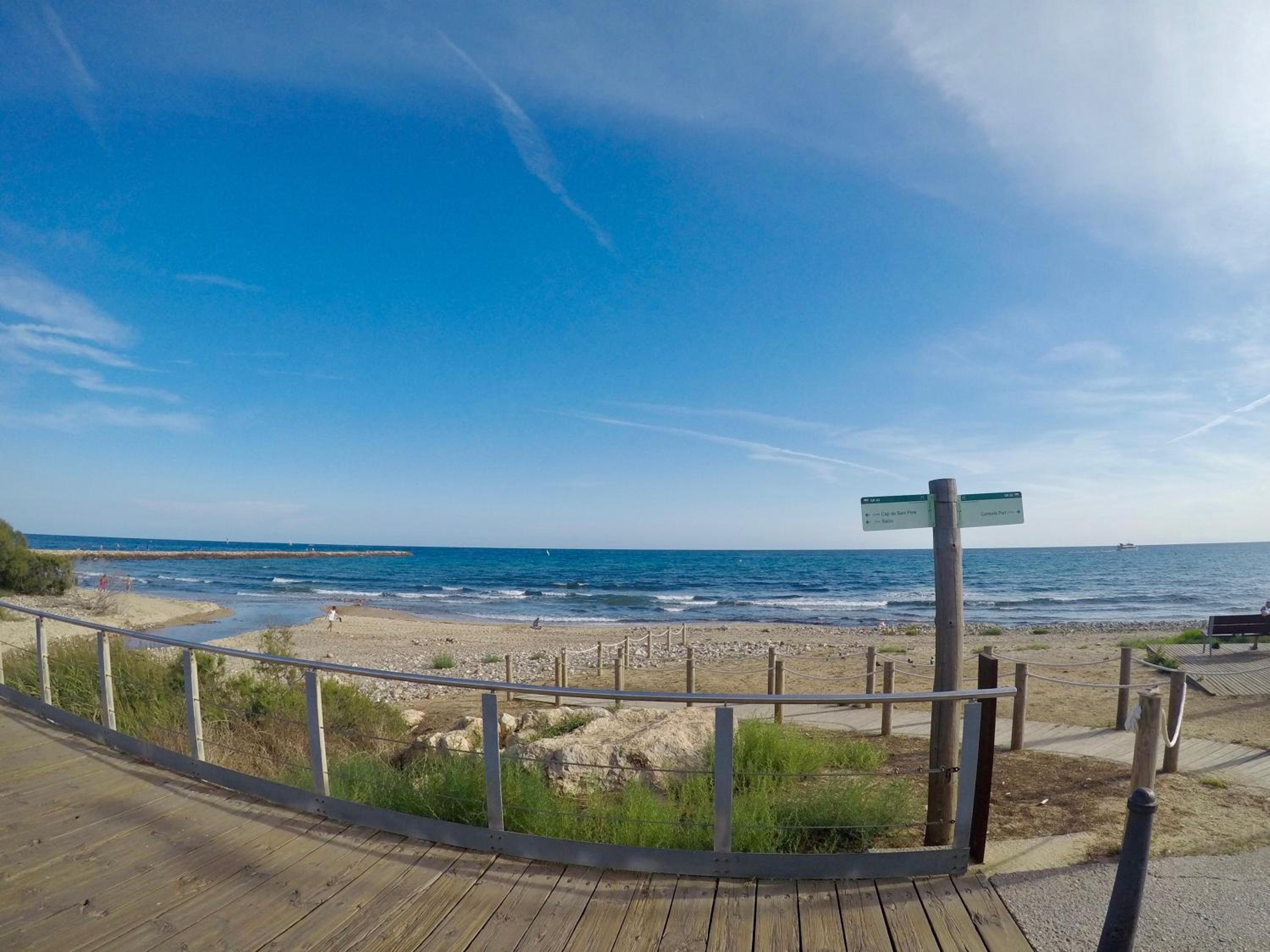 Apartamento con piscina, terraza y parking gratis 