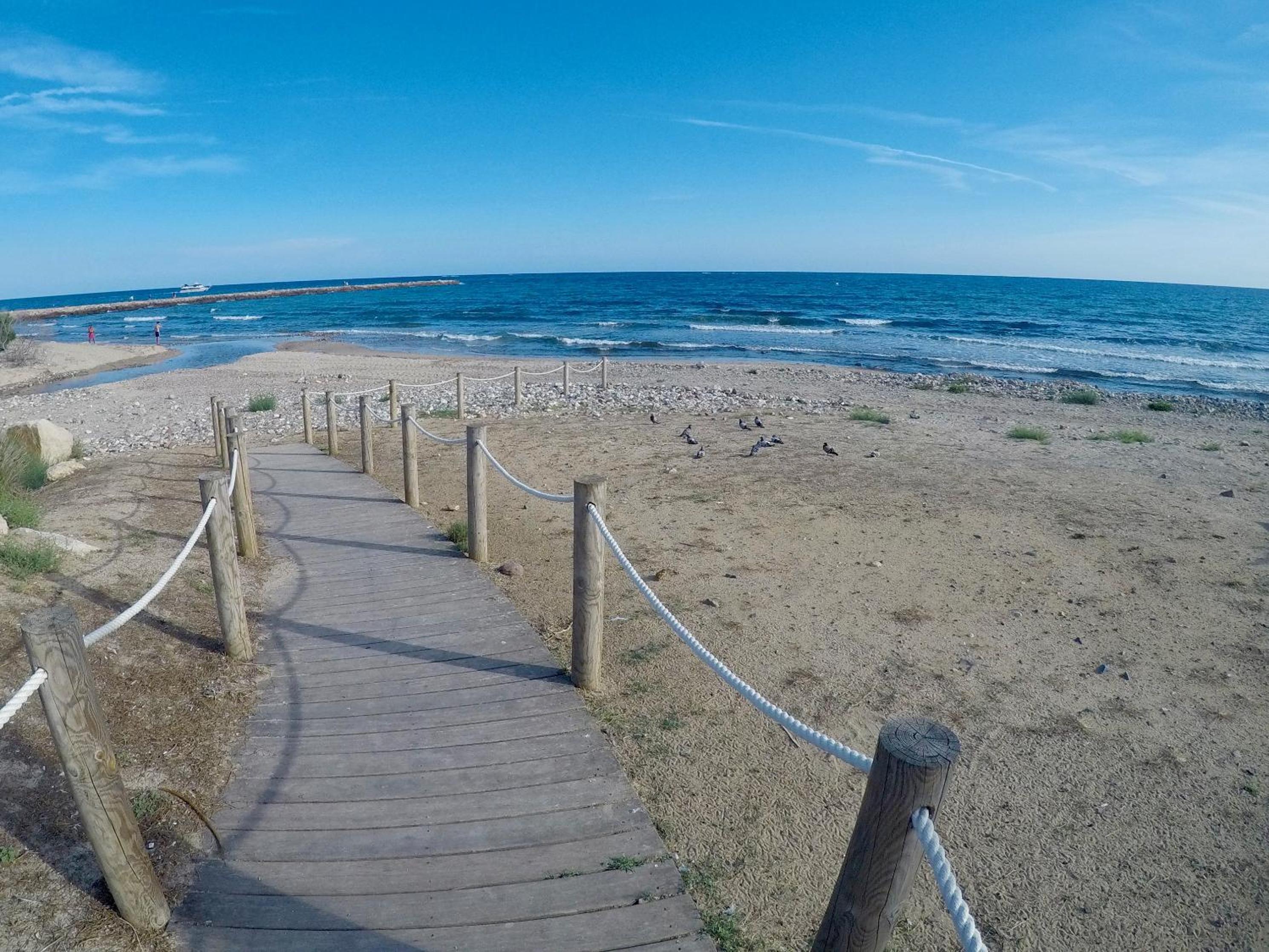 Apartamento con piscina, terraza y parking gratis 