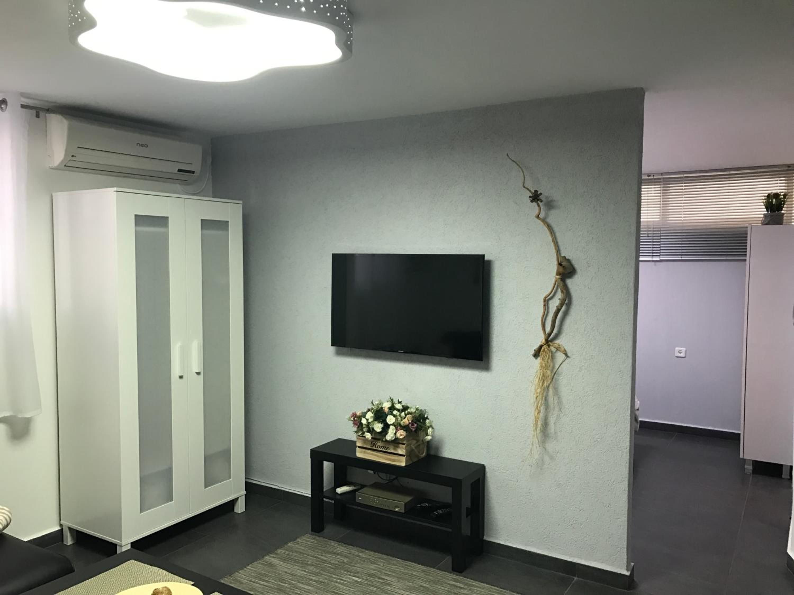 Cozy modern apartment near the sea in city center view 3