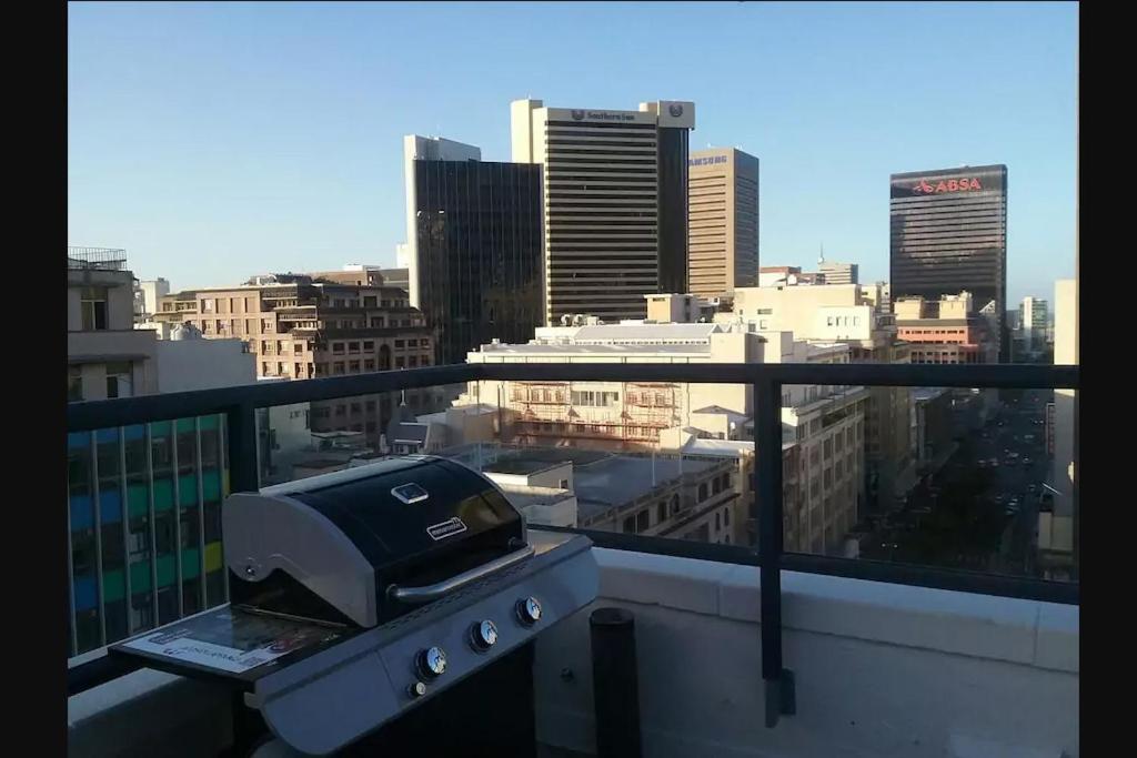 Adderley, City Centre pad - KING BED - 62sqm - Pool-parking-WiFi60Mbps-CTICC view 4