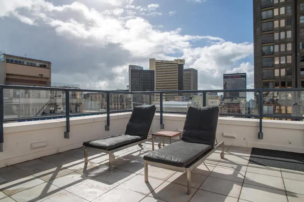 Adderley, City Centre pad - KING BED - 62sqm - Pool-parking-WiFi60Mbps-CTICC view 3